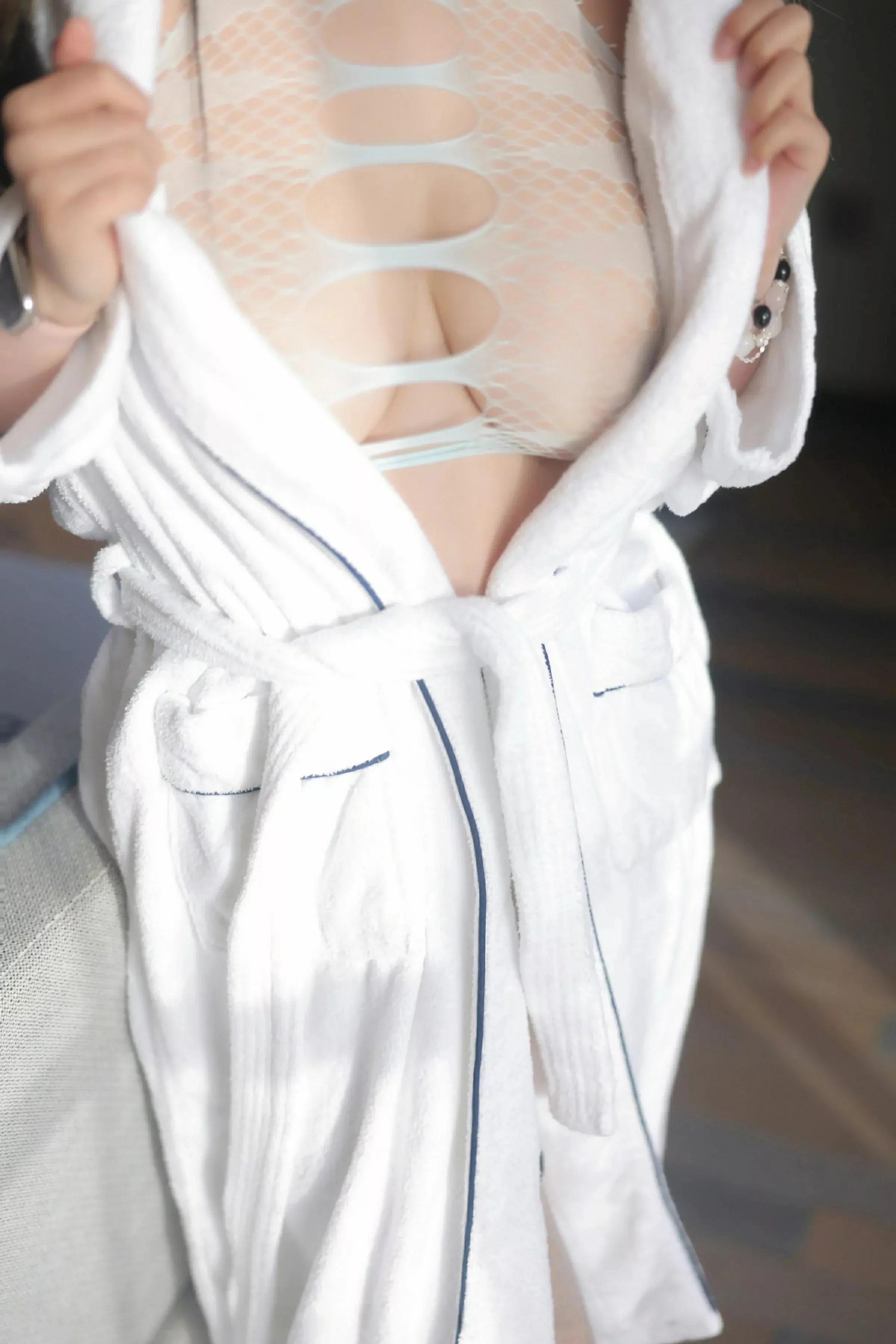 [[XiuRen秀人网]秀人网]No.10394_模特诺诺Hsu性感缕空情趣内衣配灰色丝袜秀丰腴身材诱惑写真54P