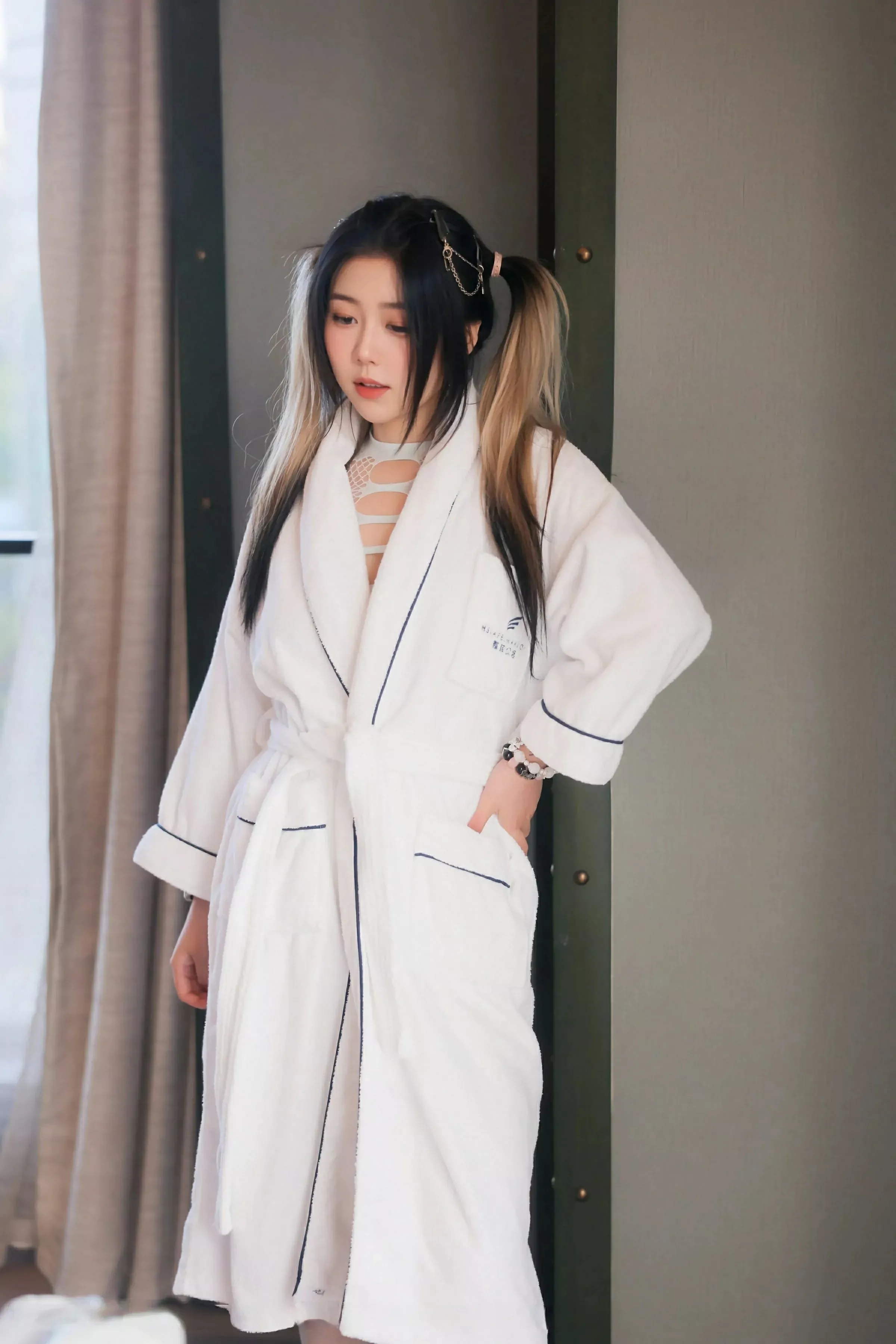 [[XiuRen秀人网]秀人网]No.10394_模特诺诺Hsu性感缕空情趣内衣配灰色丝袜秀丰腴身材诱惑写真54P