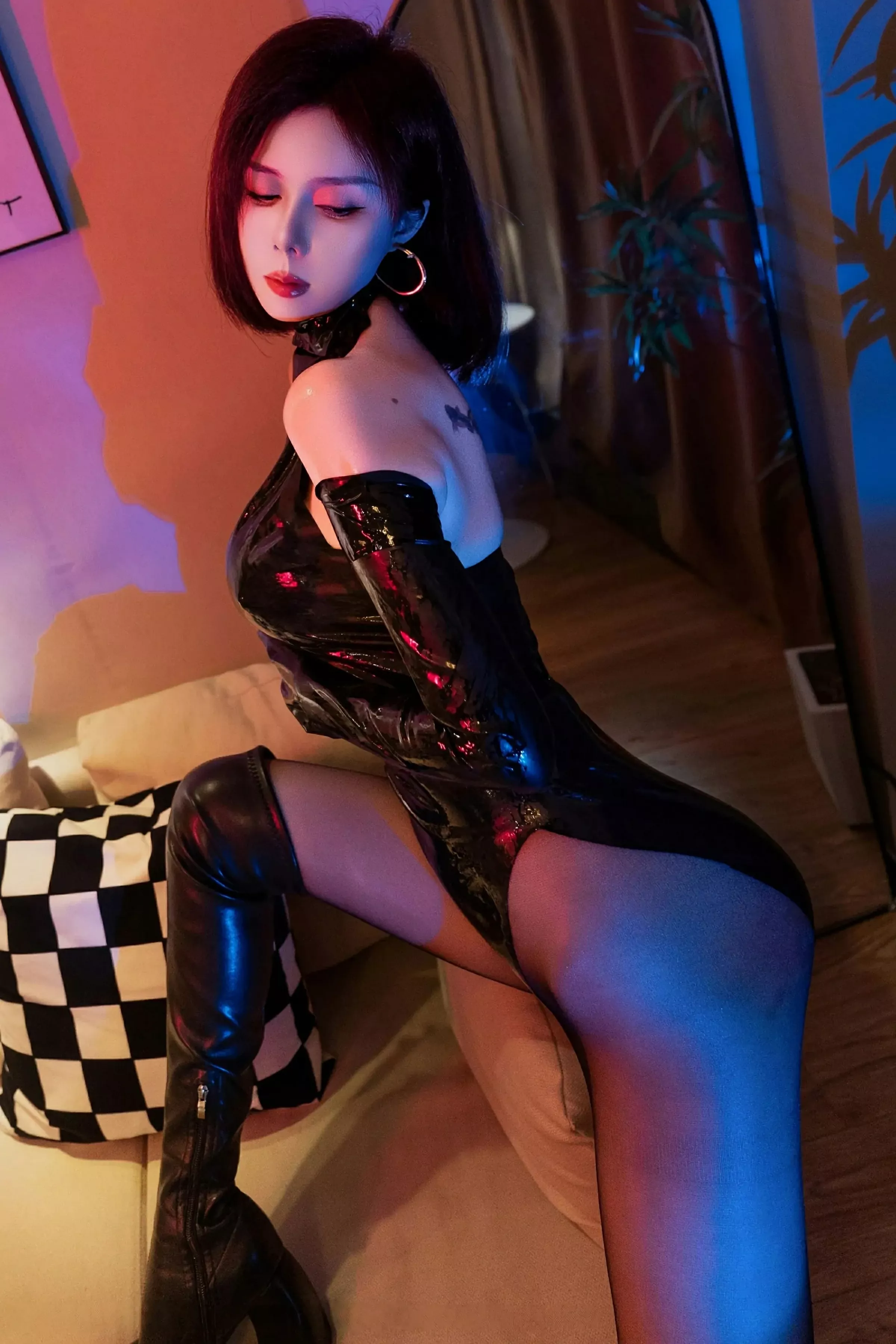 [[XiuRen秀人网]秀人网]No.10393_模特白芷yy性感黑色皮质连体衣配超薄黑丝秀完美曲线诱惑写真99P