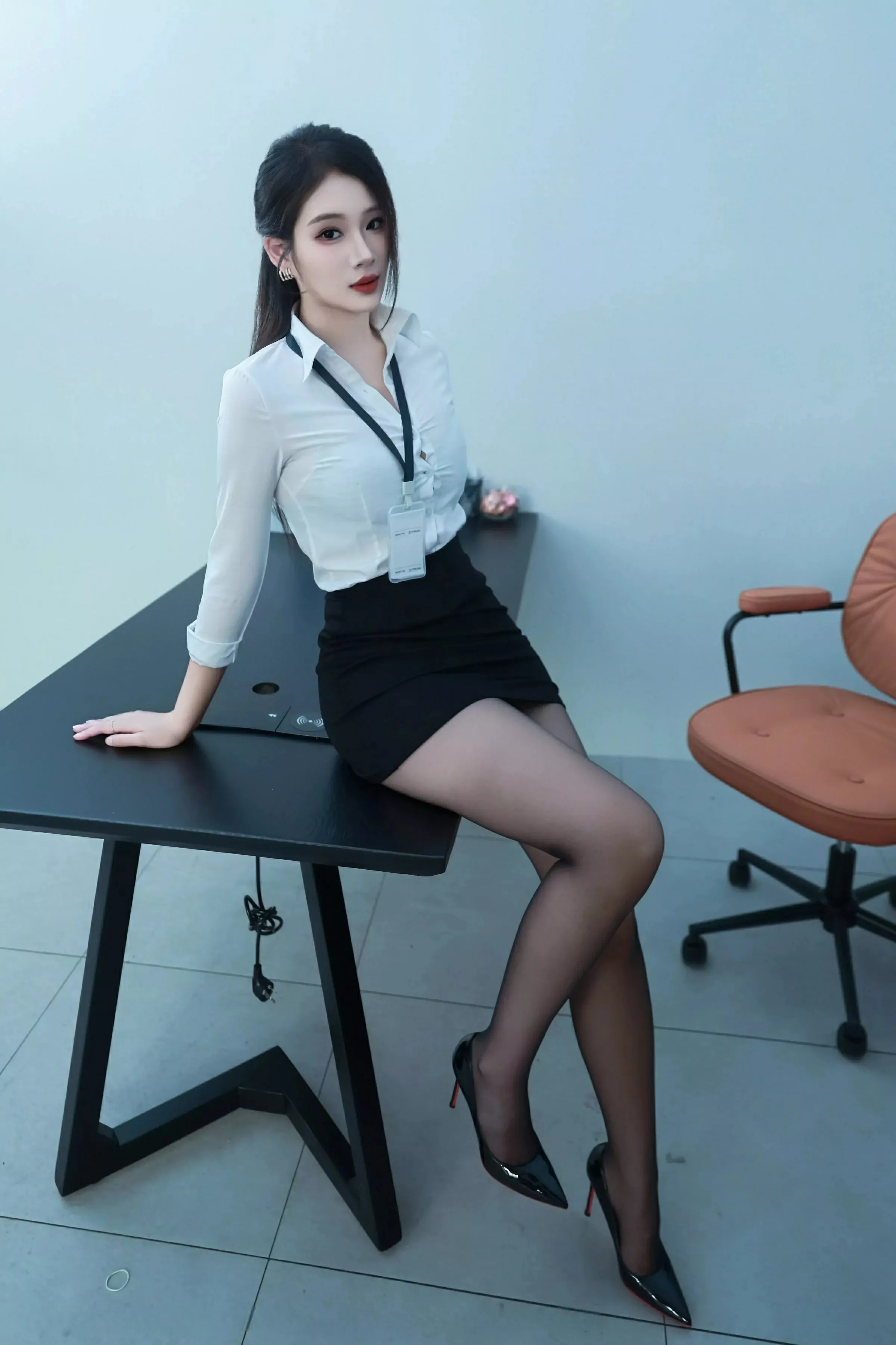 [[XiuRen秀人网]秀人网]No.10406_模特南乔性感黑白职业装露黑色内衣配超薄黑丝秀美腿诱惑写真103P