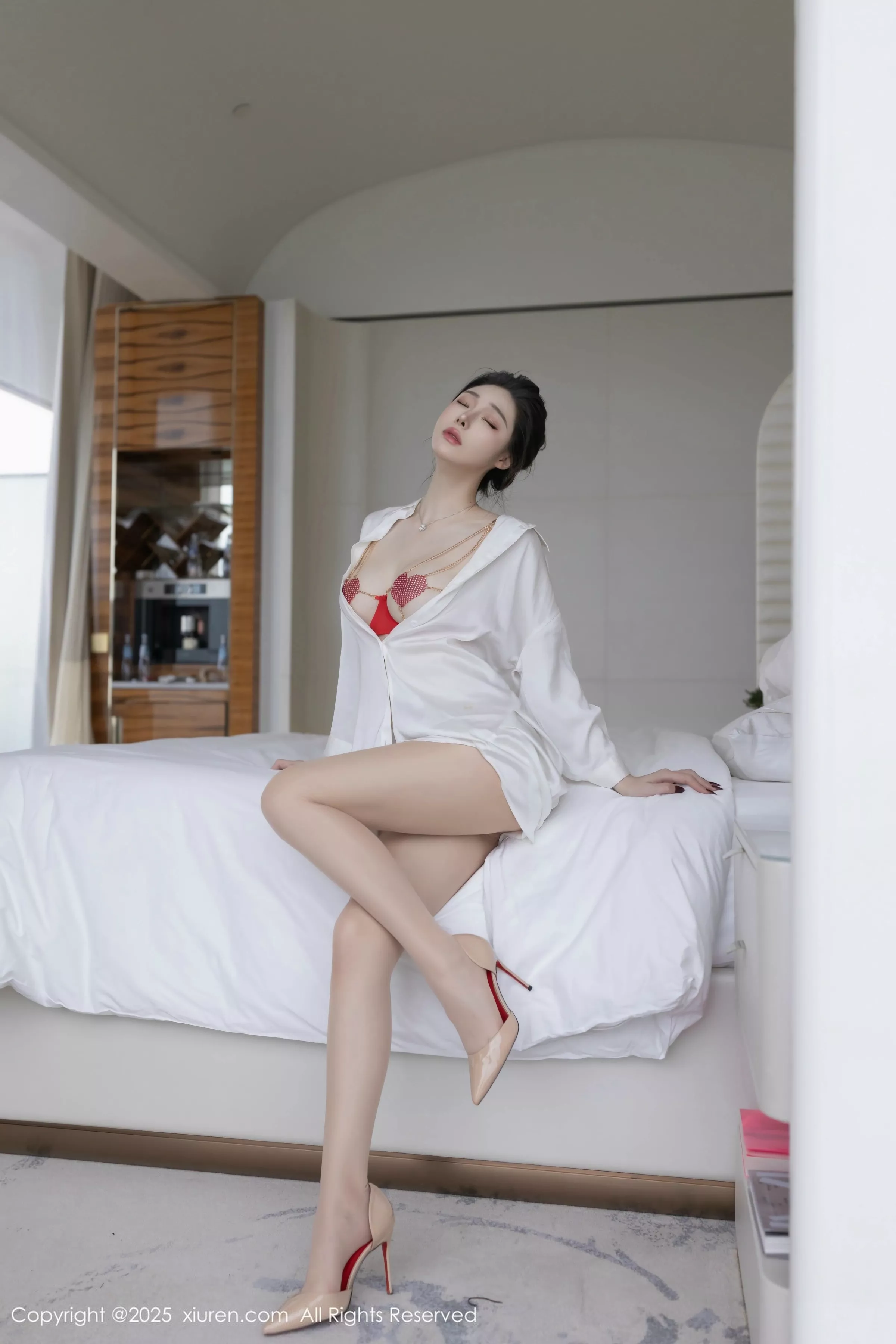 [[XiuRen秀人网]秀人网]No.10411_模特小逗逗性感红色情趣内衣配原色丝袜秀曼妙身姿完美诱惑写真84P