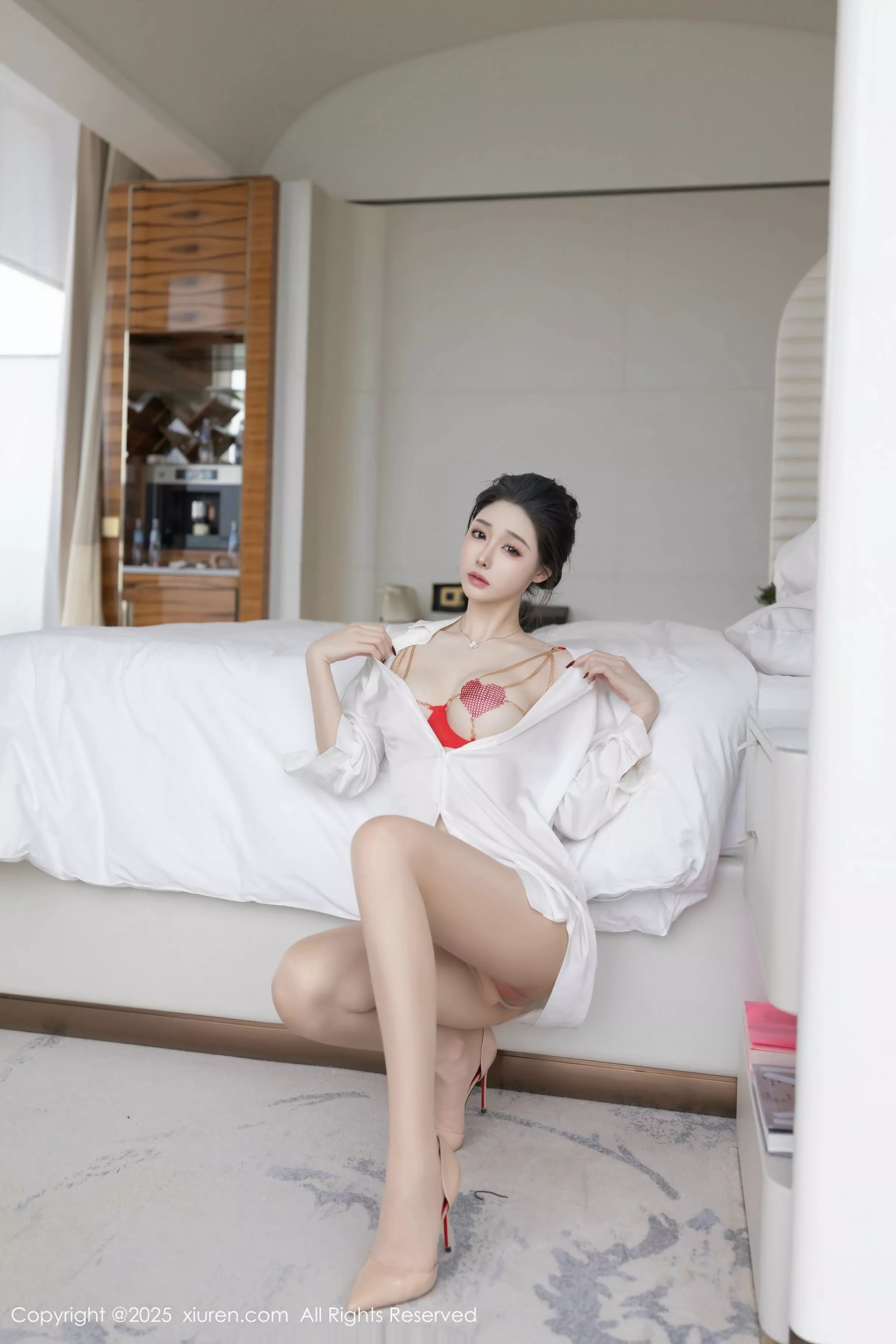 [[XiuRen秀人网]秀人网]No.10411_模特小逗逗性感红色情趣内衣配原色丝袜秀曼妙身姿完美诱惑写真84P