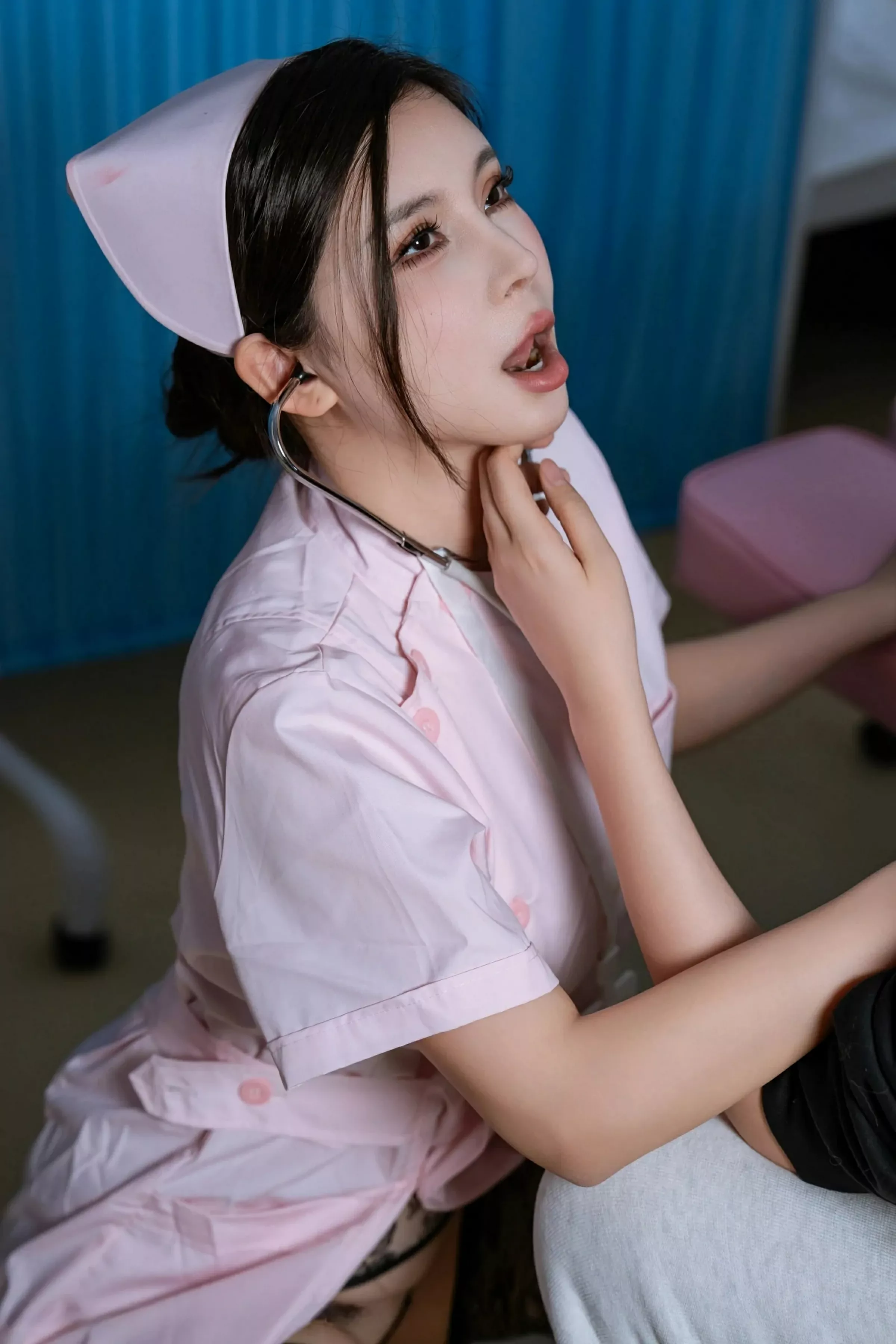 [[XiuRen秀人网]秀人网]No.10408_模特小蛮妖Yummy粉色护士服露黑色情趣内衣配黑丝吊袜诱惑写真87P