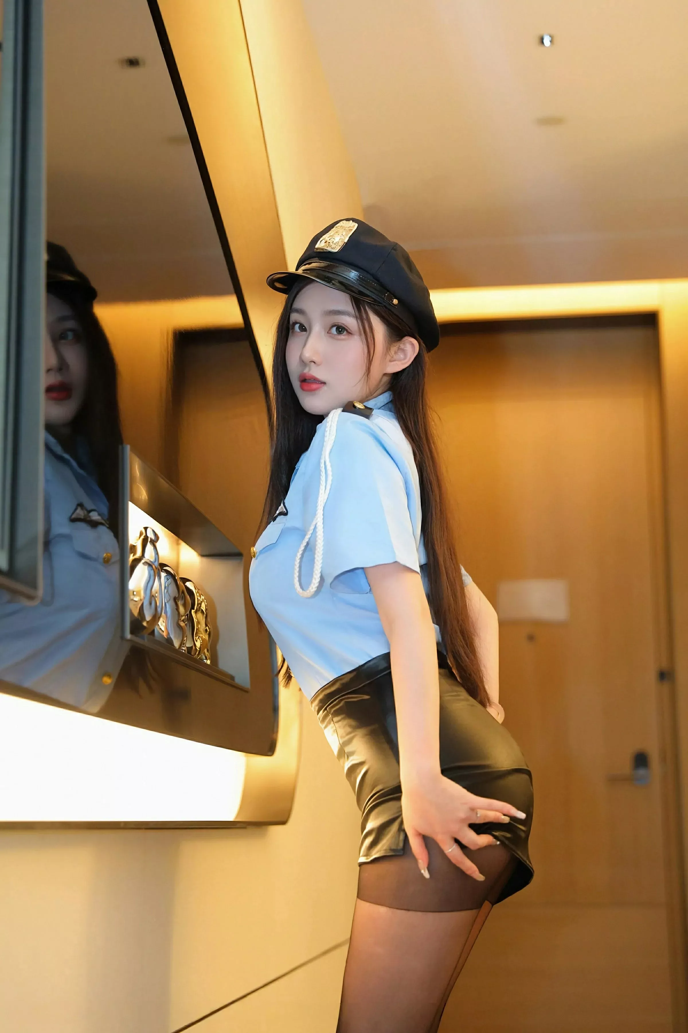 [[XiuRen秀人网]秀人网]No.10410_模特奶油猫呀性感蓝色制服配超薄黑丝秀丰腴身材迷人诱惑写真76P