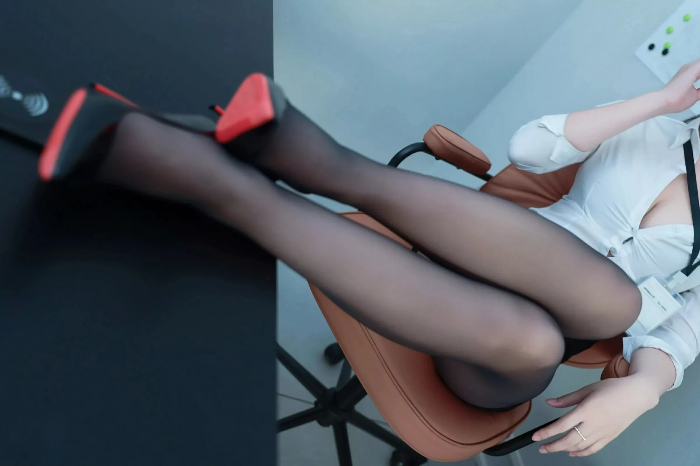 [[XiuRen秀人网]秀人网]No.10406_模特南乔性感黑白职业装露黑色内衣配超薄黑丝秀美腿诱惑写真103P