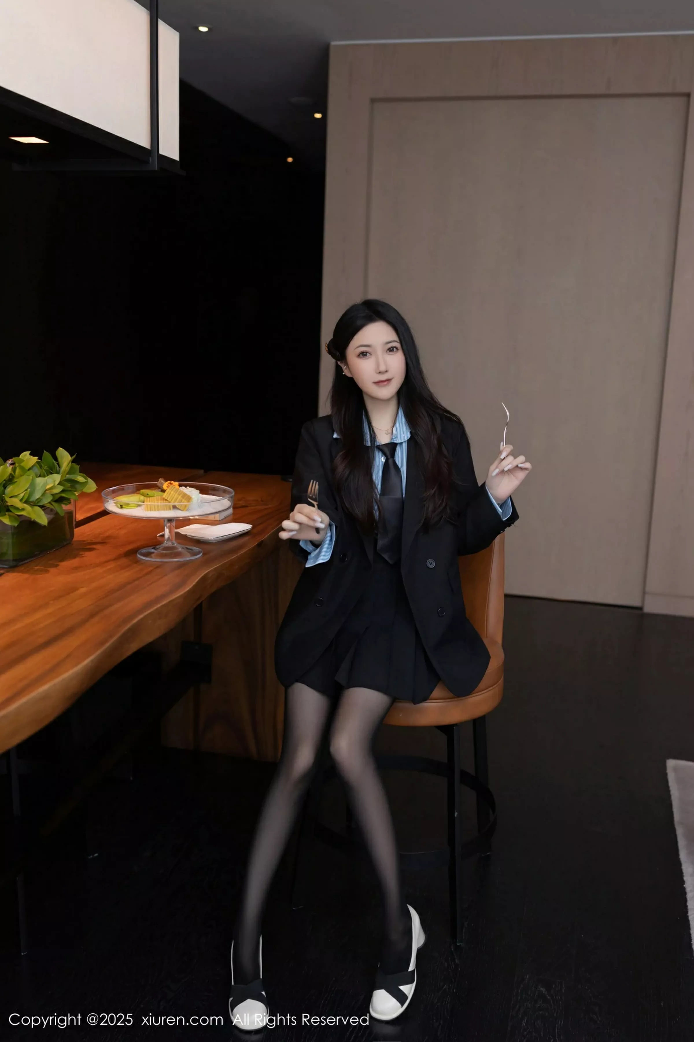[[XiuRen秀人网]秀人网]No.10412_模特鱼子酱Fish蓝色T恤配黑短裙露超薄黑丝秀曼妙身材诱惑写真80P