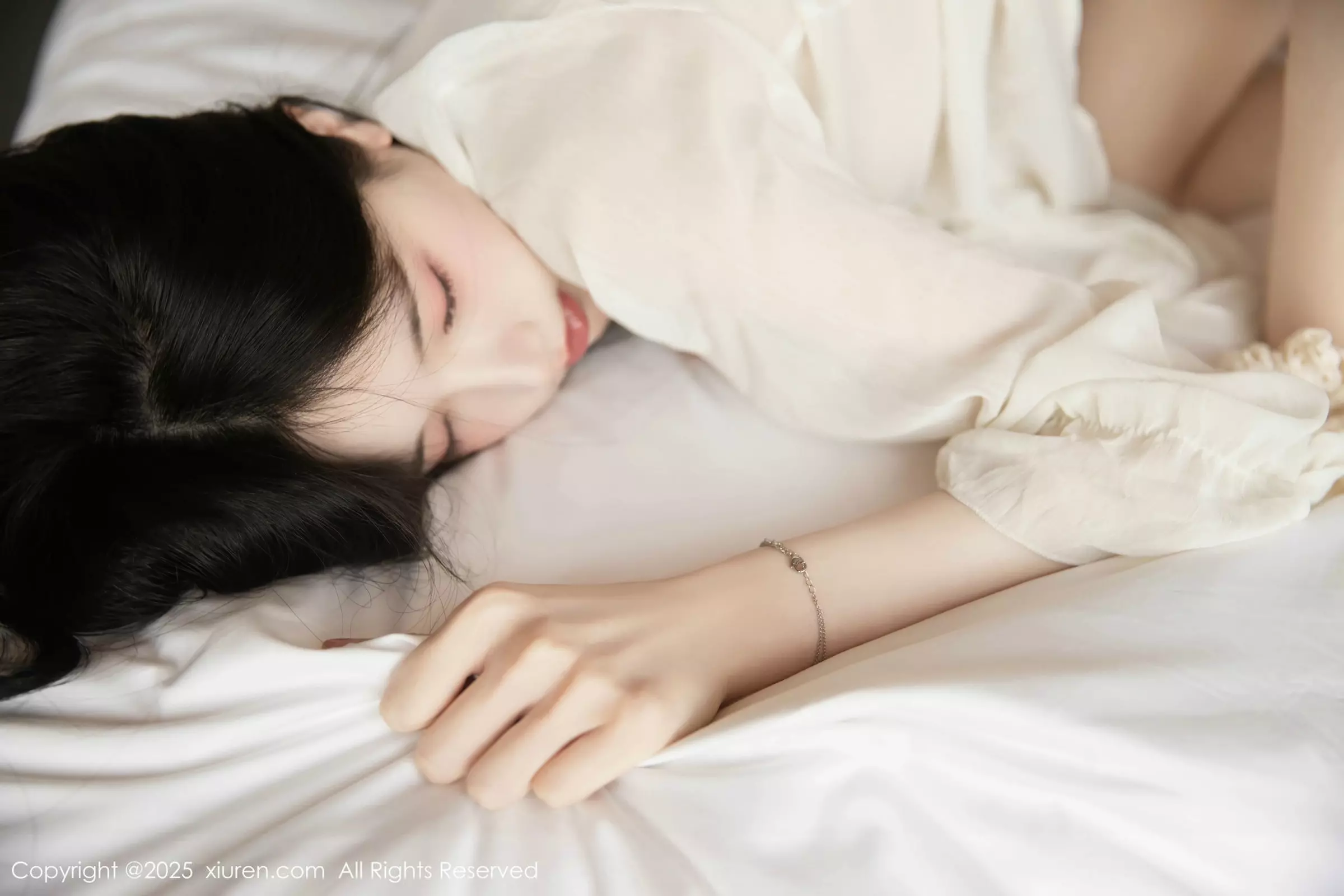 [[XiuRen秀人网]秀人网]No.10319_模特布丁wow性感白色上衣配黑短裙露超薄黑丝秀美腿诱惑写真80P