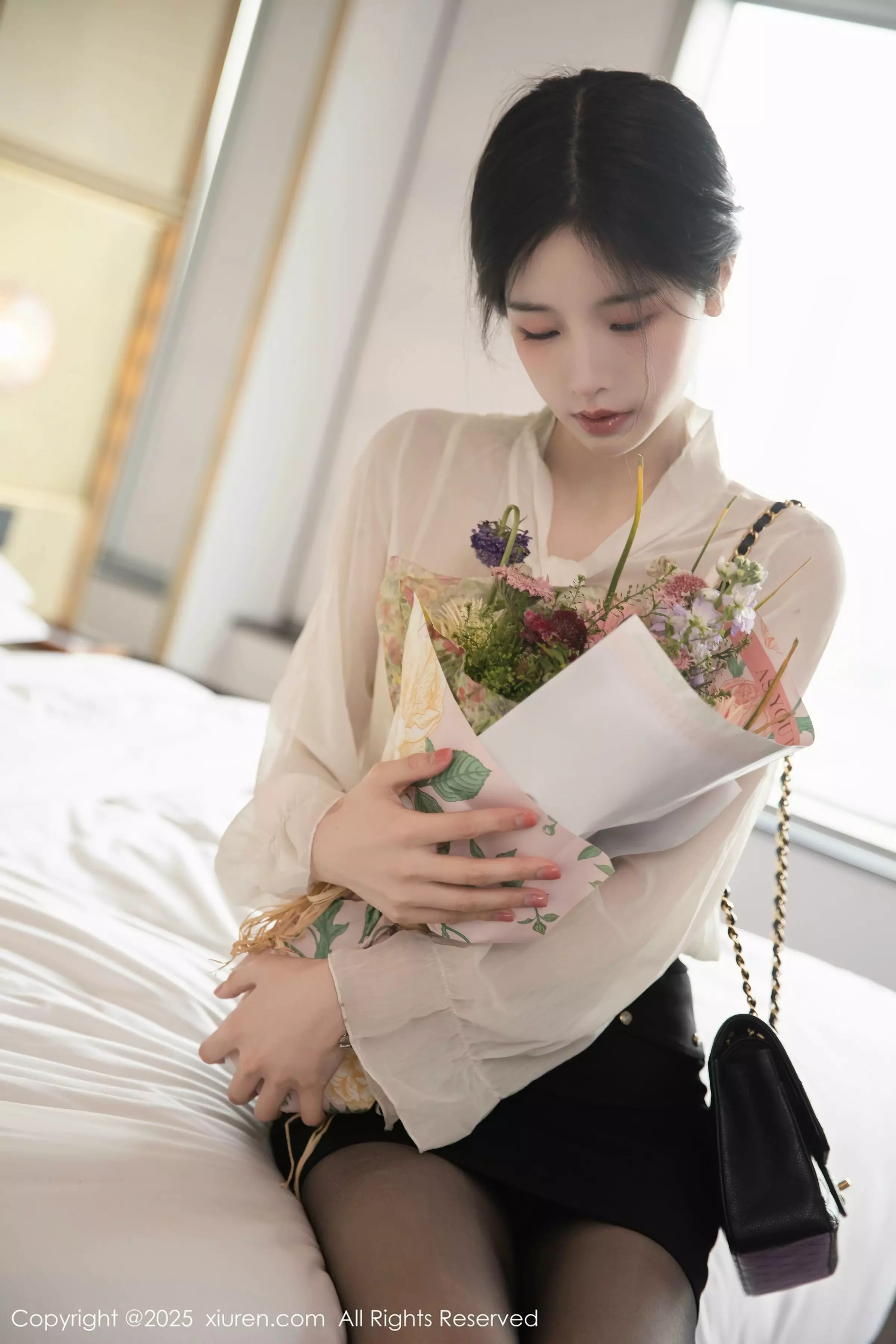 [[XiuRen秀人网]秀人网]No.10319_模特布丁wow性感白色上衣配黑短裙露超薄黑丝秀美腿诱惑写真80P