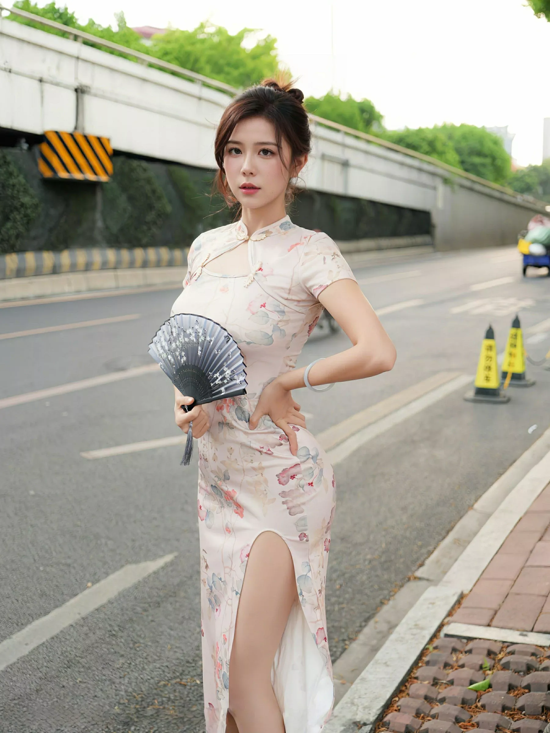 [[XiuRen秀人网]秀人网]No.10419_模特玫瑰我爱你性感浅色旗袍露金属情趣内衣秀凹凸身材诱惑写真79P