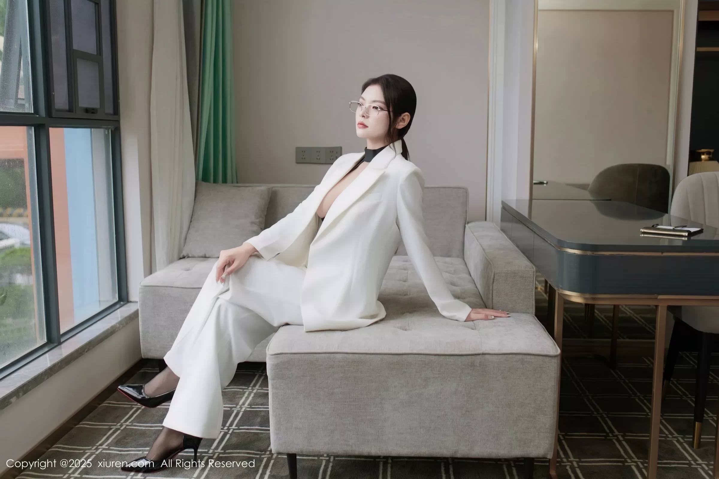 [[XiuRen秀人网]秀人网]No.10464_新人模特冬安白色西服露黑色情趣内衣配黑丝袜秀丰满身材诱惑写真94P