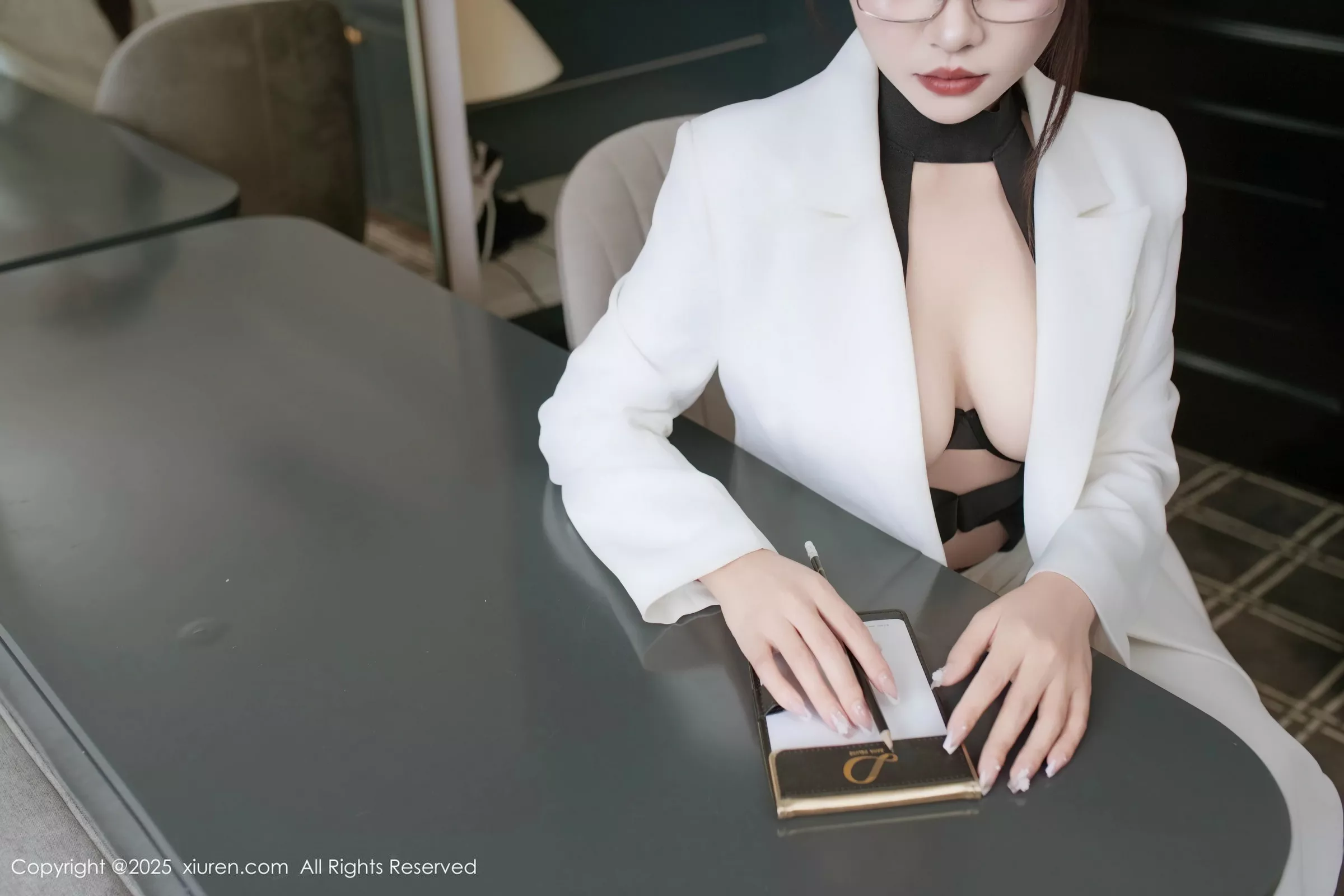 [[XiuRen秀人网]秀人网]No.10464_新人模特冬安白色西服露黑色情趣内衣配黑丝袜秀丰满身材诱惑写真94P