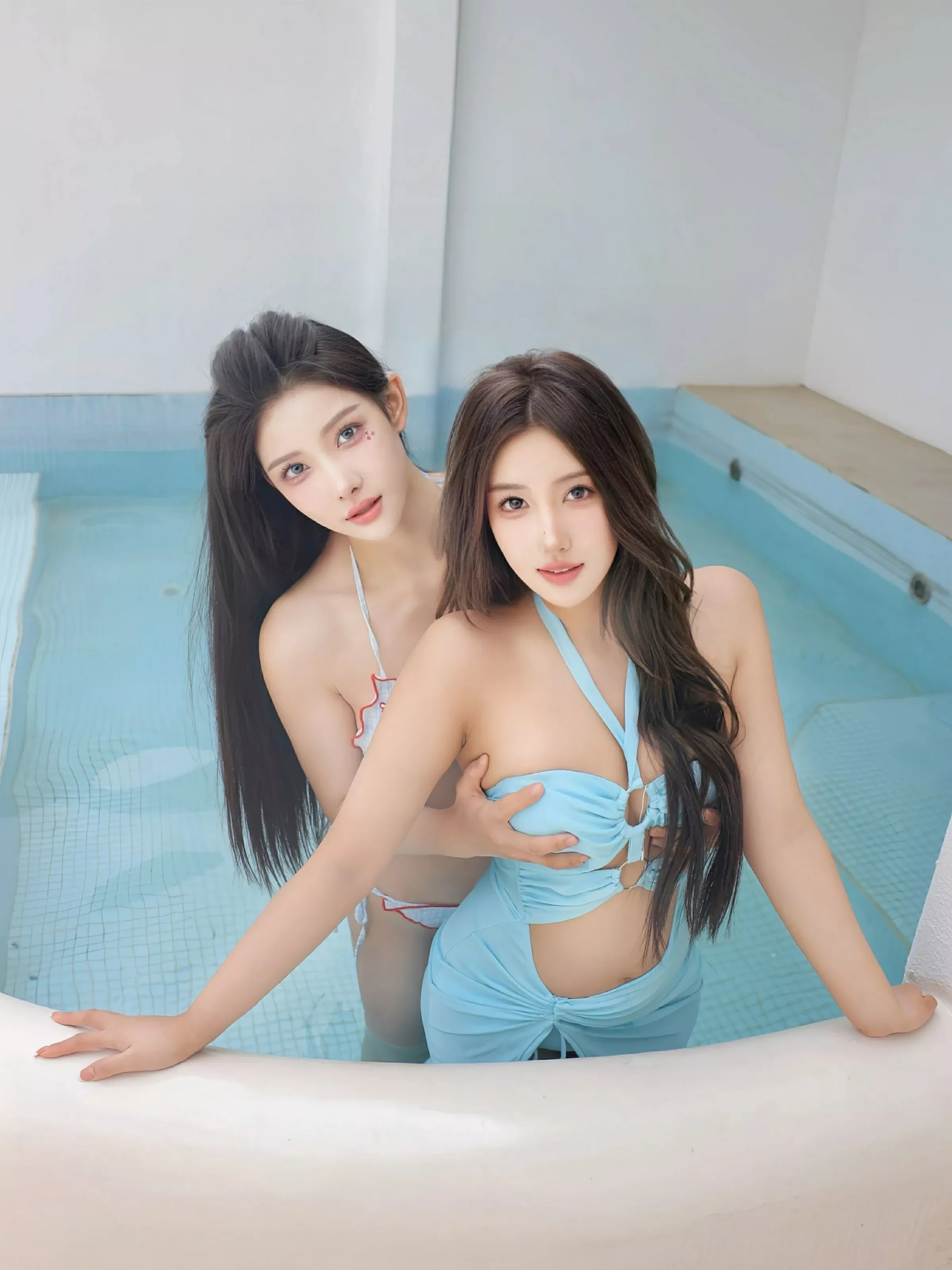 [[XiuRen秀人网]秀人网]No.10472_模特梨霜儿互动情节性感姐妹花蓝色泳衣秀凹凸身材完美诱惑写真80P