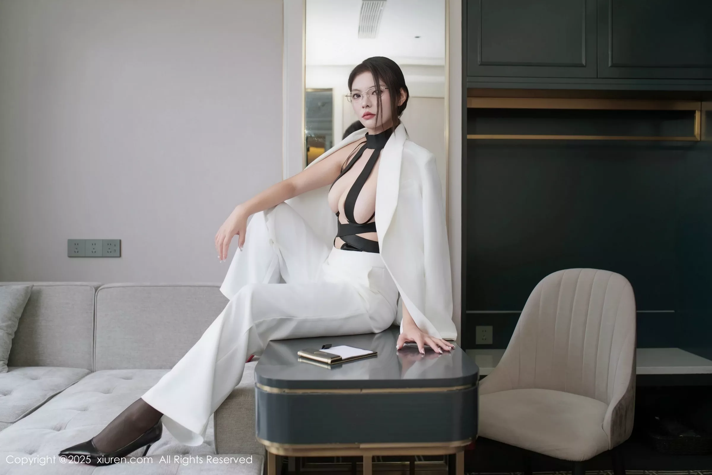 [[XiuRen秀人网]秀人网]No.10464_新人模特冬安白色西服露黑色情趣内衣配黑丝袜秀丰满身材诱惑写真94P