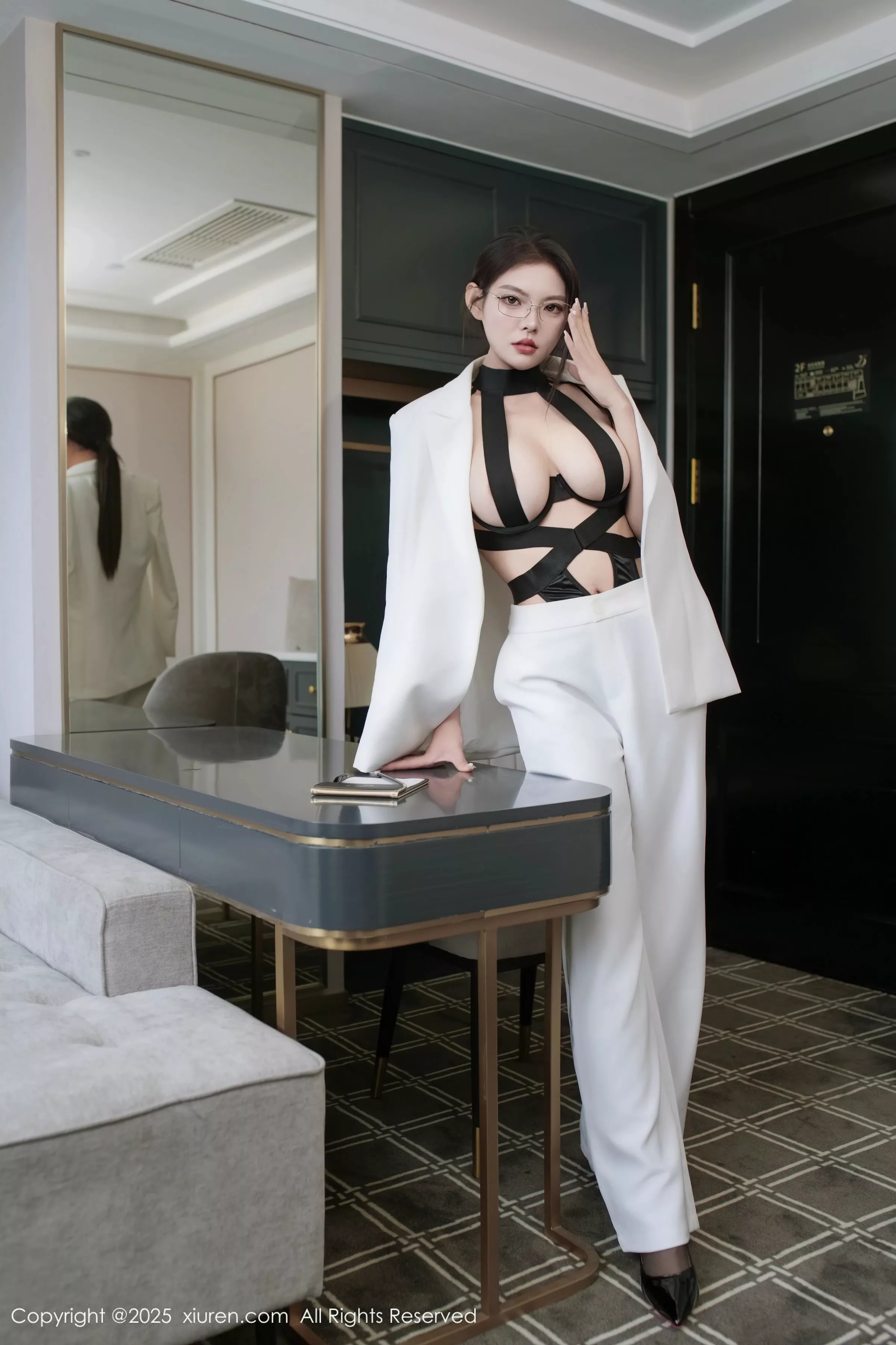 [[XiuRen秀人网]秀人网]No.10464_新人模特冬安白色西服露黑色情趣内衣配黑丝袜秀丰满身材诱惑写真94P