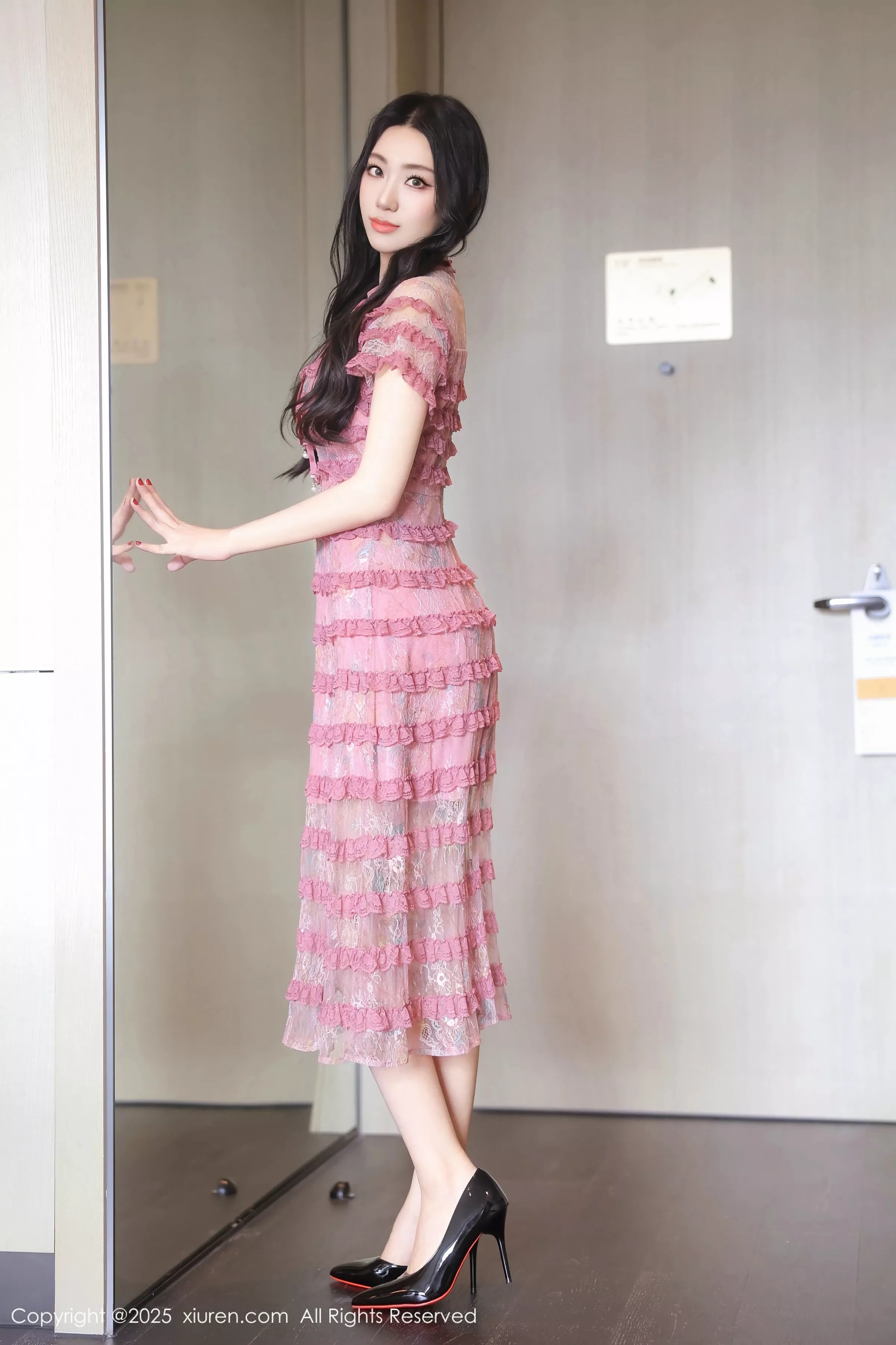 [[XiuRen秀人网]秀人网]No.10459_模特桑宁性感紫色连衣短裙露白色内衣配超薄黑丝秀美腿诱惑写真77P