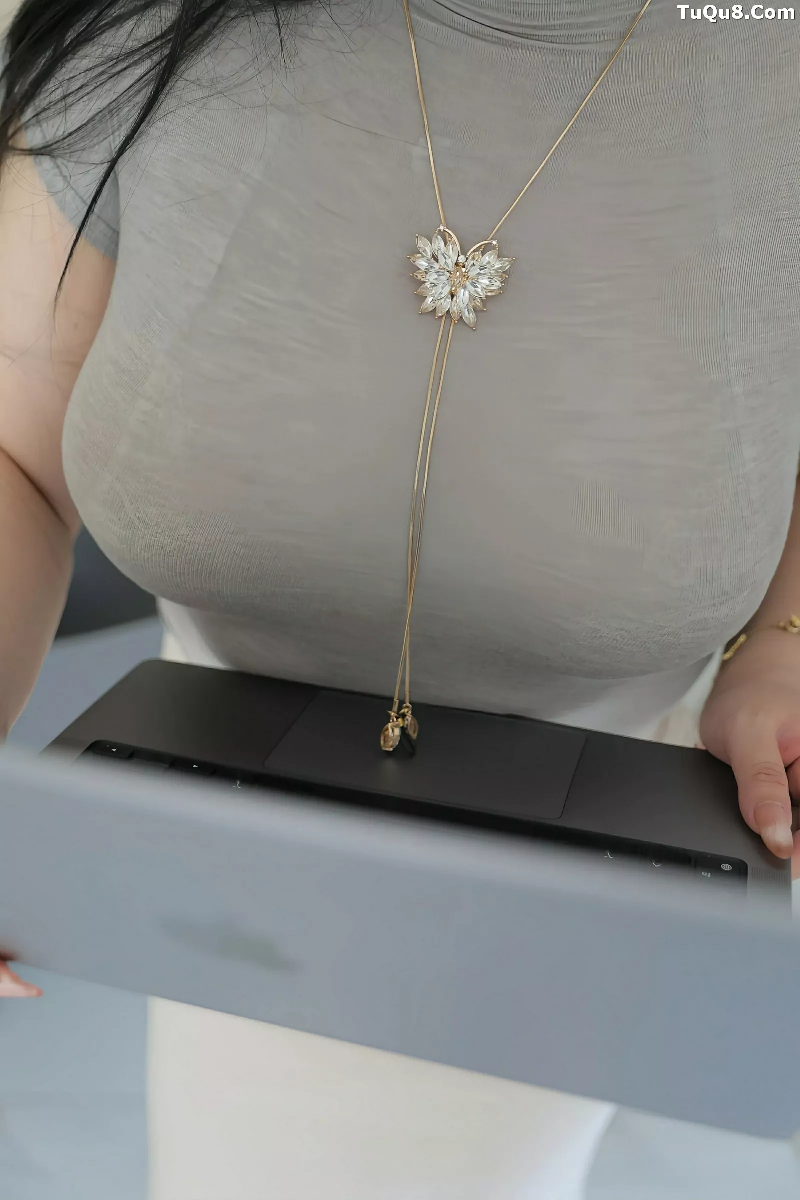 [[XiuRen秀人网]秀人网]No.10488_模特王婉悠Queen性感灰色OL服饰配超薄肉丝秀丰腴身姿诱惑写真80P