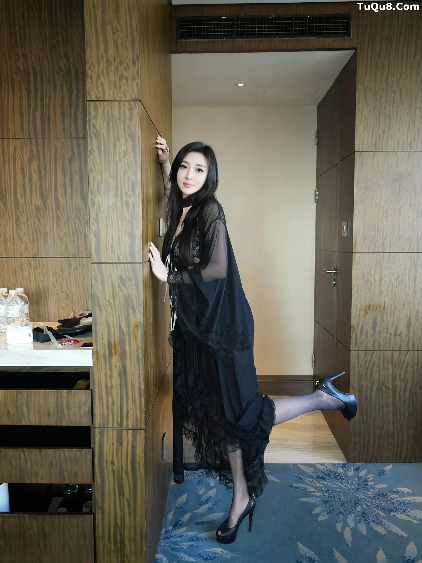 [[XiuRen秀人网]秀人网]No.10490_模特苏一诺性感黑色睡袍露蕾丝内衣配黑丝袜秀丰满身材诱惑写真80P