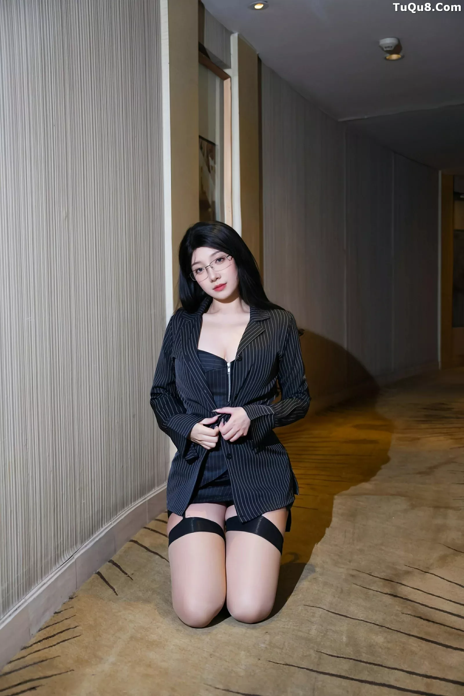 [[XiuRen秀人网]秀人网]No.10487_新人模特美悠性感黑色OL服饰配黑丝吊袜秀丰腴身材诱惑写真74P