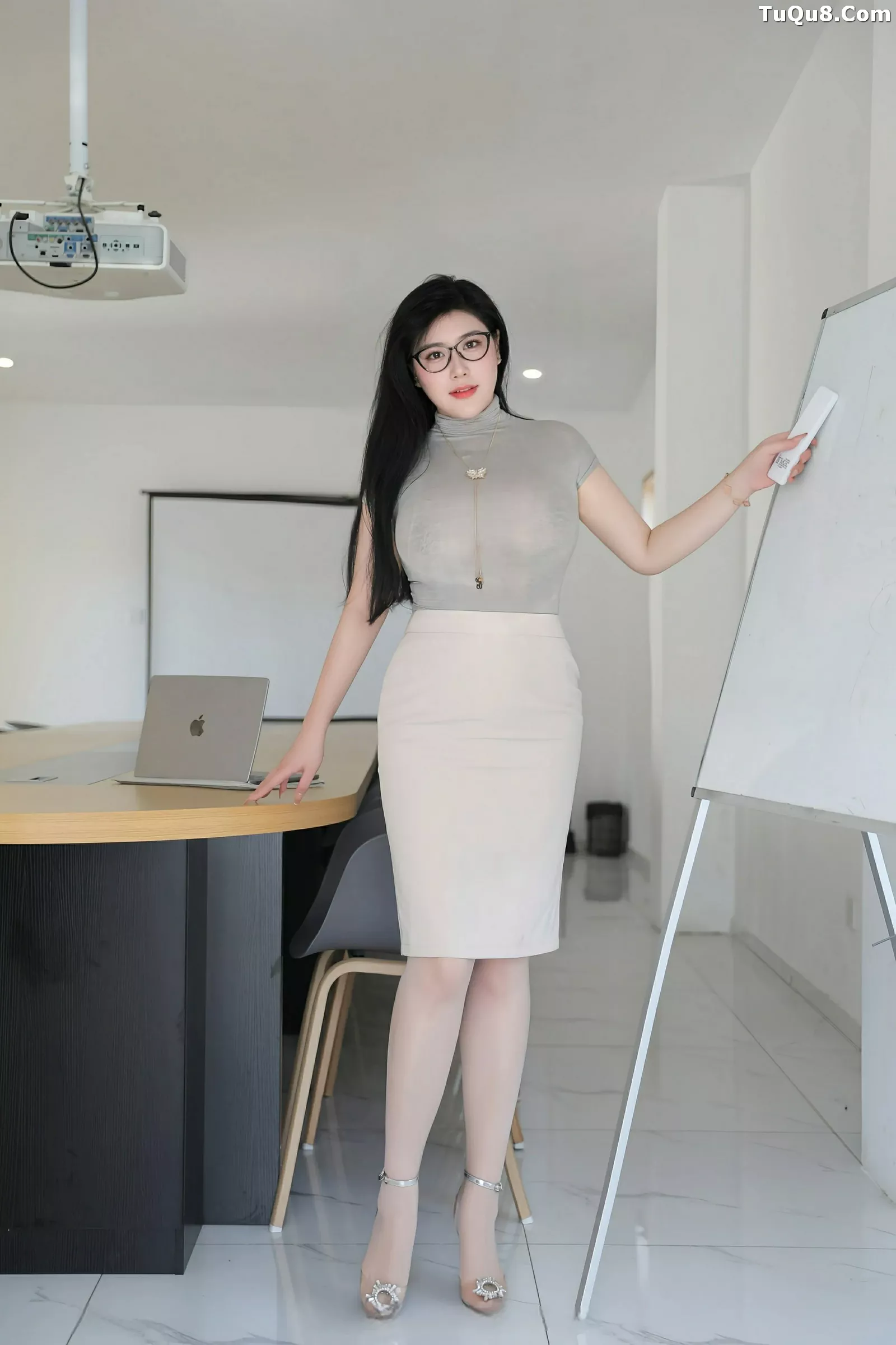 [[XiuRen秀人网]秀人网]No.10488_模特王婉悠Queen性感灰色OL服饰配超薄肉丝秀丰腴身姿诱惑写真80P