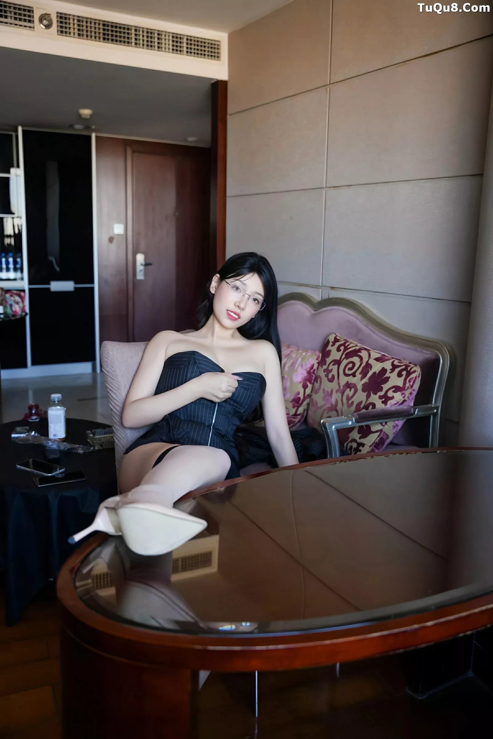 [[XiuRen秀人网]秀人网]No.10487_新人模特美悠性感黑色OL服饰配黑丝吊袜秀丰腴身材诱惑写真74P