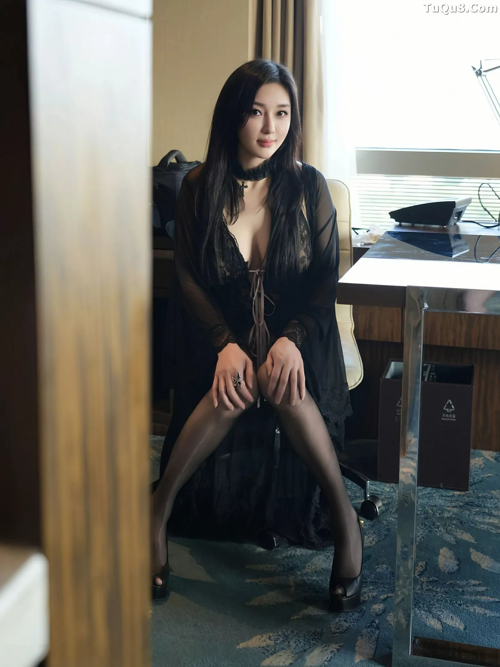 [[XiuRen秀人网]秀人网]No.10490_模特苏一诺性感黑色睡袍露蕾丝内衣配黑丝袜秀丰满身材诱惑写真80P