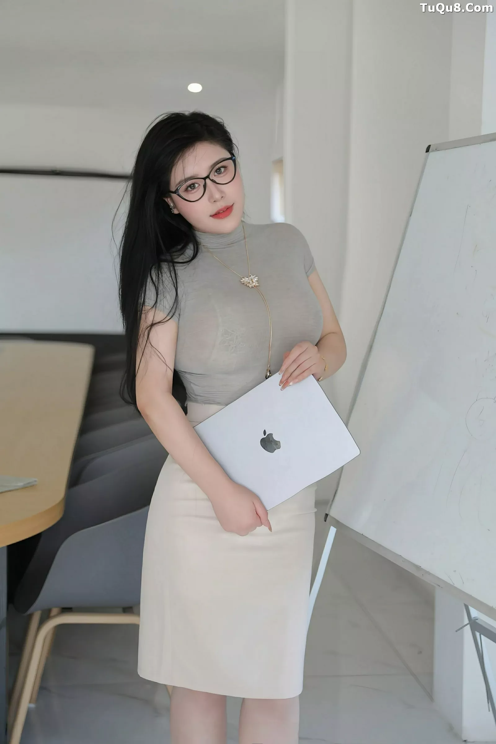 [[XiuRen秀人网]秀人网]No.10488_模特王婉悠Queen性感灰色OL服饰配超薄肉丝秀丰腴身姿诱惑写真80P