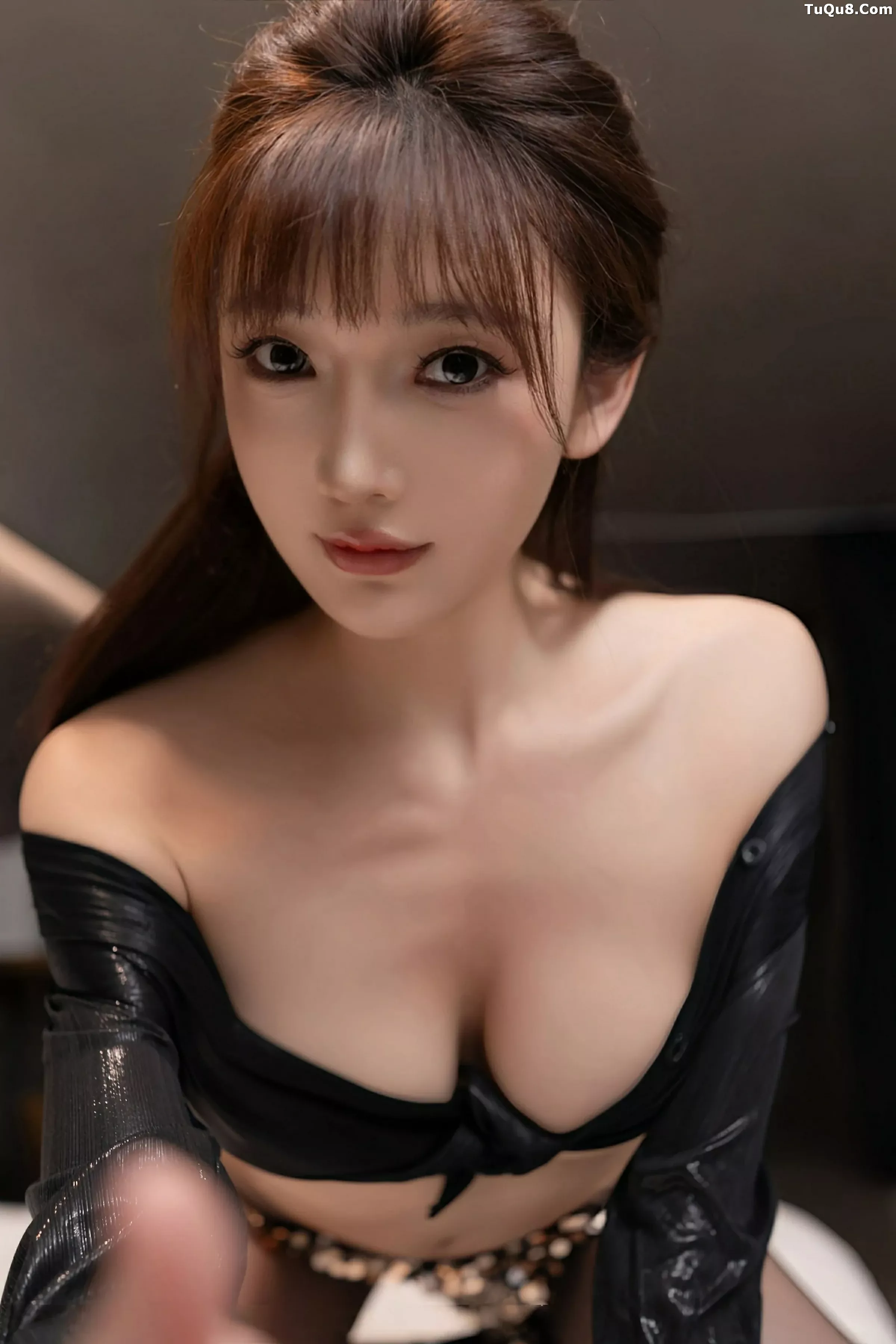 [[XiuRen秀人网]秀人网]No.10505_模特陆萱萱性感黑色衬衫配开档黑丝半脱秀柔美身姿完美诱惑写真80P