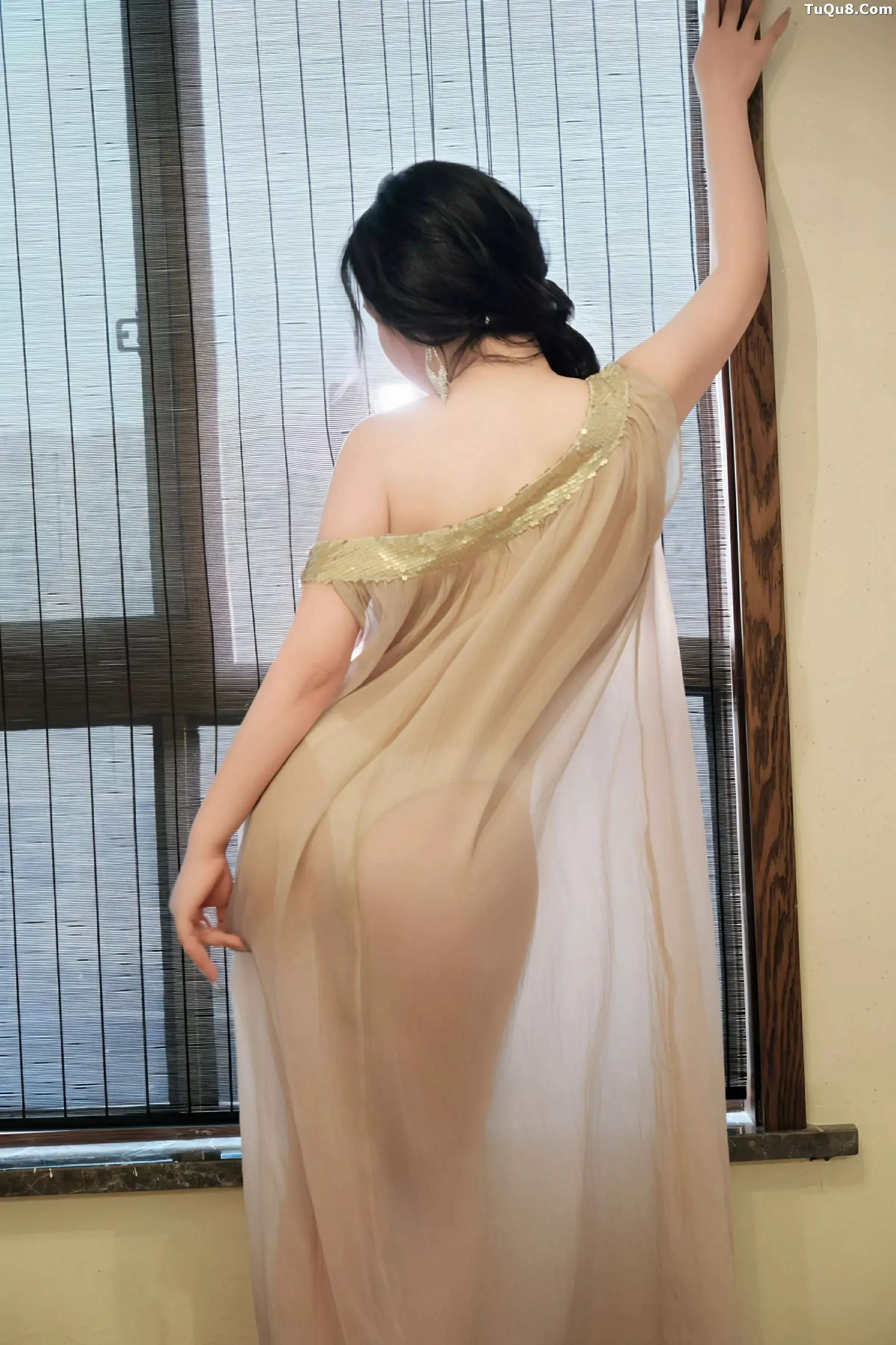 [[XiuRen秀人网]秀人网]No.10500_模特麦田私房性感透视薄纱连衣长裙半脱秀丰乳肥臀惹火诱惑写真50P