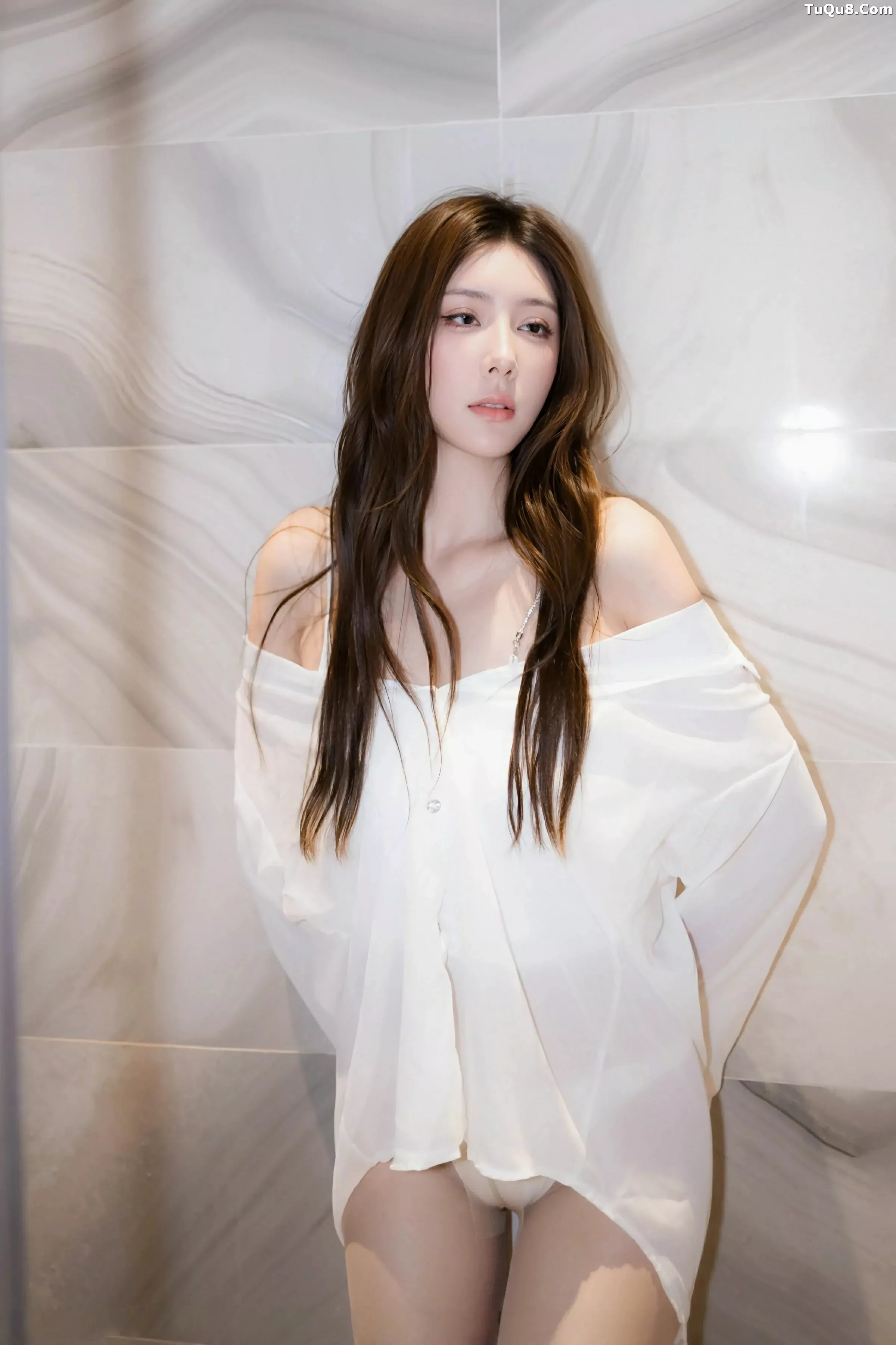 [[XiuRen秀人网]秀人网]No.10502_模特悦兮浴室场景性感白T衬衫配超薄肉丝湿身秀惹火身材诱惑写真68P