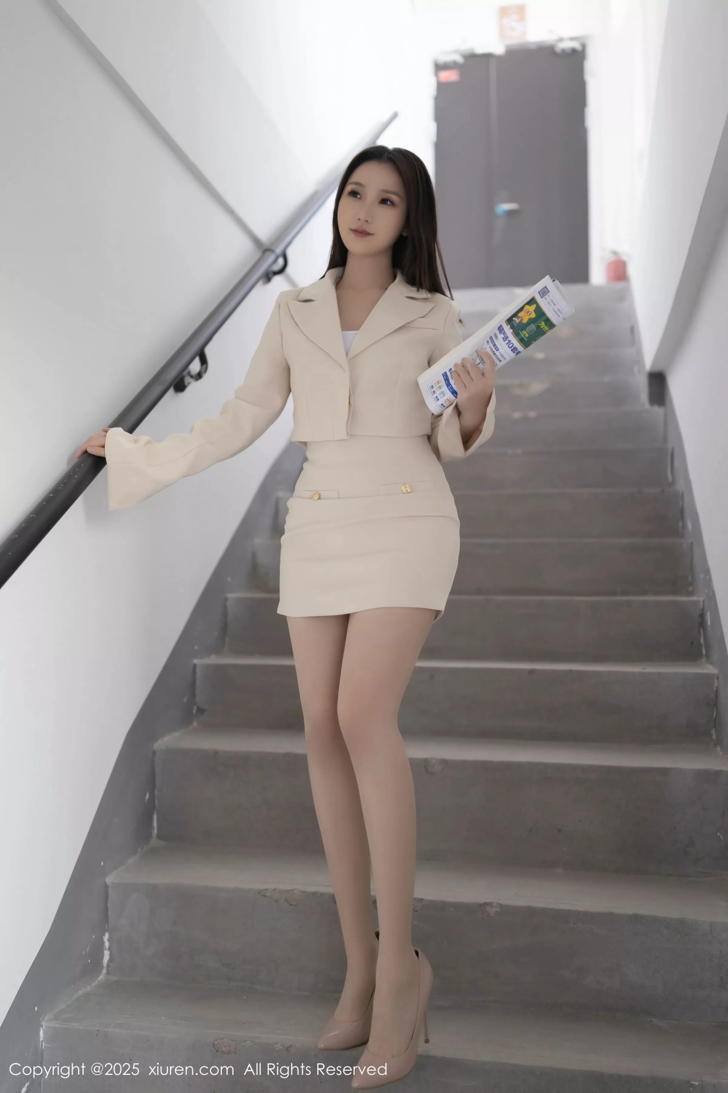 [[XiuRen秀人网]秀人网]No.10428_模特杏子Yada性感浅色短裙露超薄肉丝秀曼妙身姿迷人诱惑写真60P