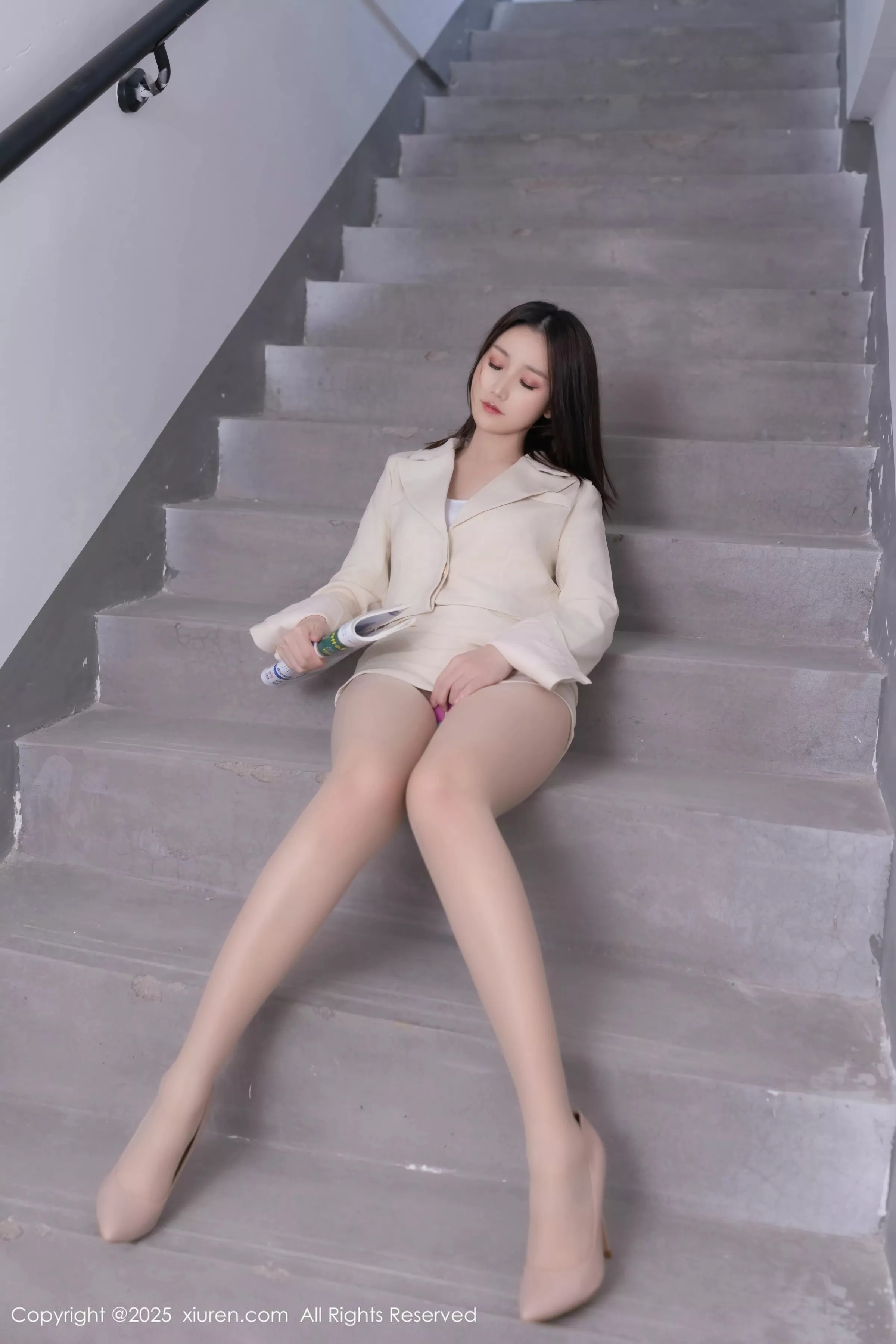 [[XiuRen秀人网]秀人网]No.10428_模特杏子Yada性感浅色短裙露超薄肉丝秀曼妙身姿迷人诱惑写真60P