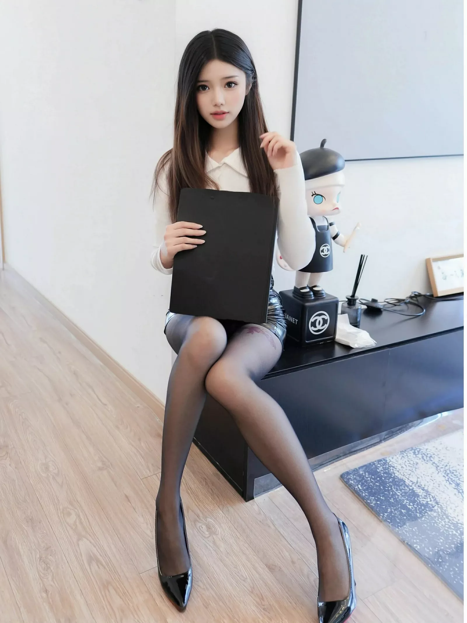 [[XiuRen秀人网]秀人网]No.10515_新人模特琉璃ww性感白T配黑短裙露超薄黑丝秀凹凸身材诱惑写真80P