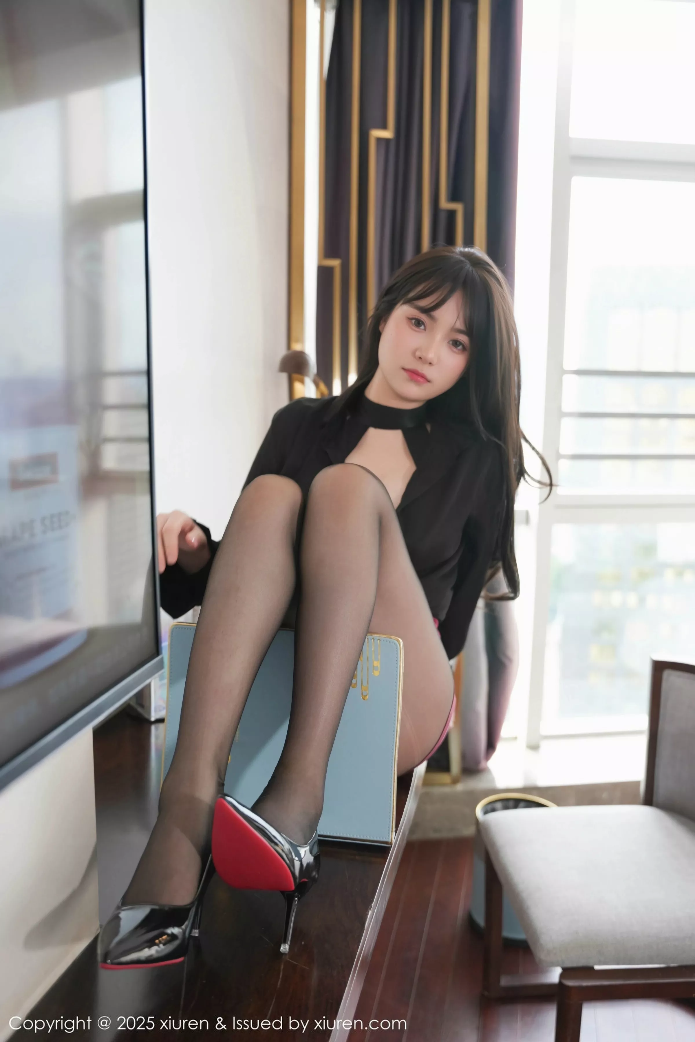 [[XiuRen秀人网]秀人网]No.10527_模特软情性感黑色制服配红色短裙露超薄黑丝秀曼妙身姿诱惑写真66P