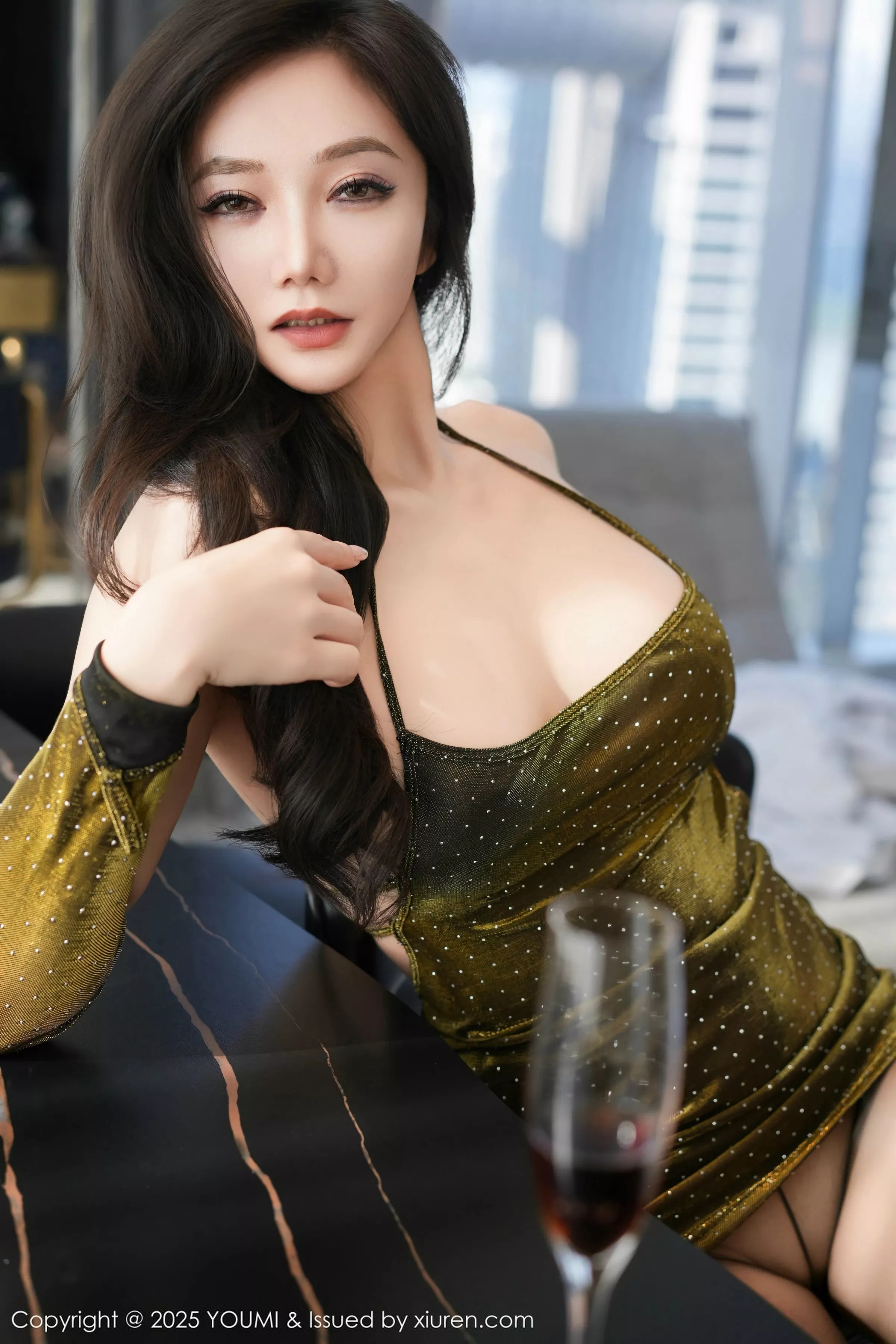 [YouMi尤蜜荟]Vol.1148_女神心妍小公主性感橄榄绿露肩短裙配超薄黑丝秀美腿诱惑写真84P