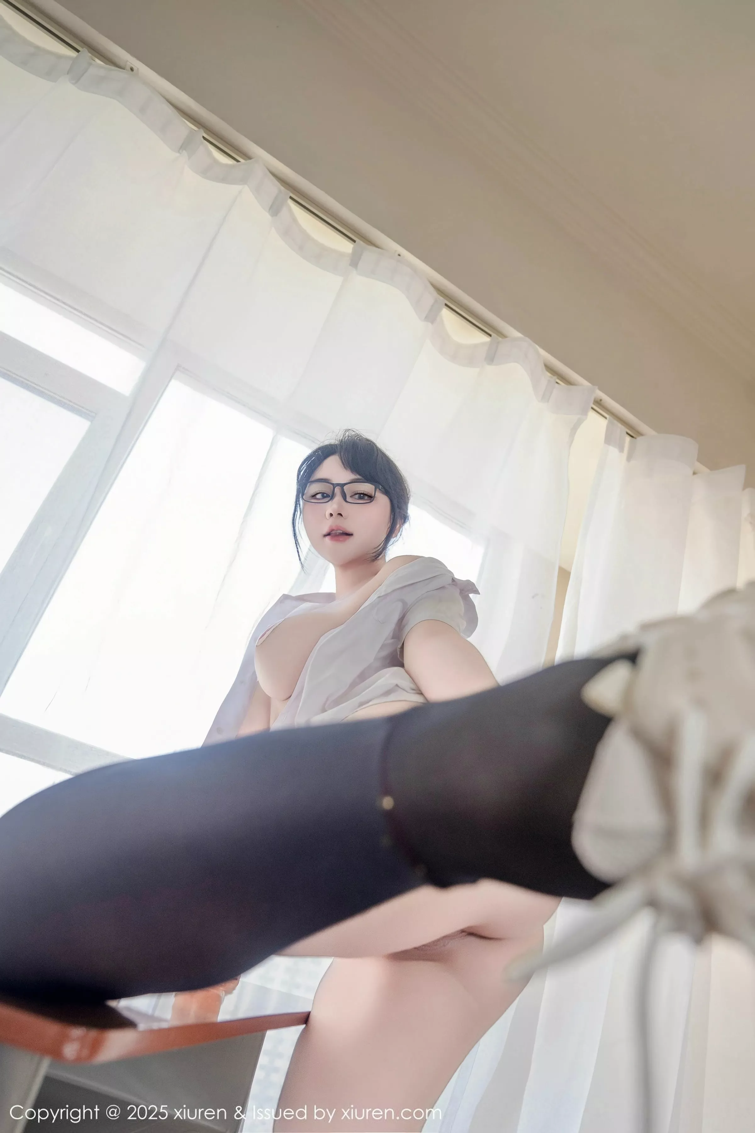 [[XiuRen秀人网]秀人网]No.10530_模特汐汐爱吃草莓性感学妹服饰配黑色丝袜秀丰满身材诱惑写真85P