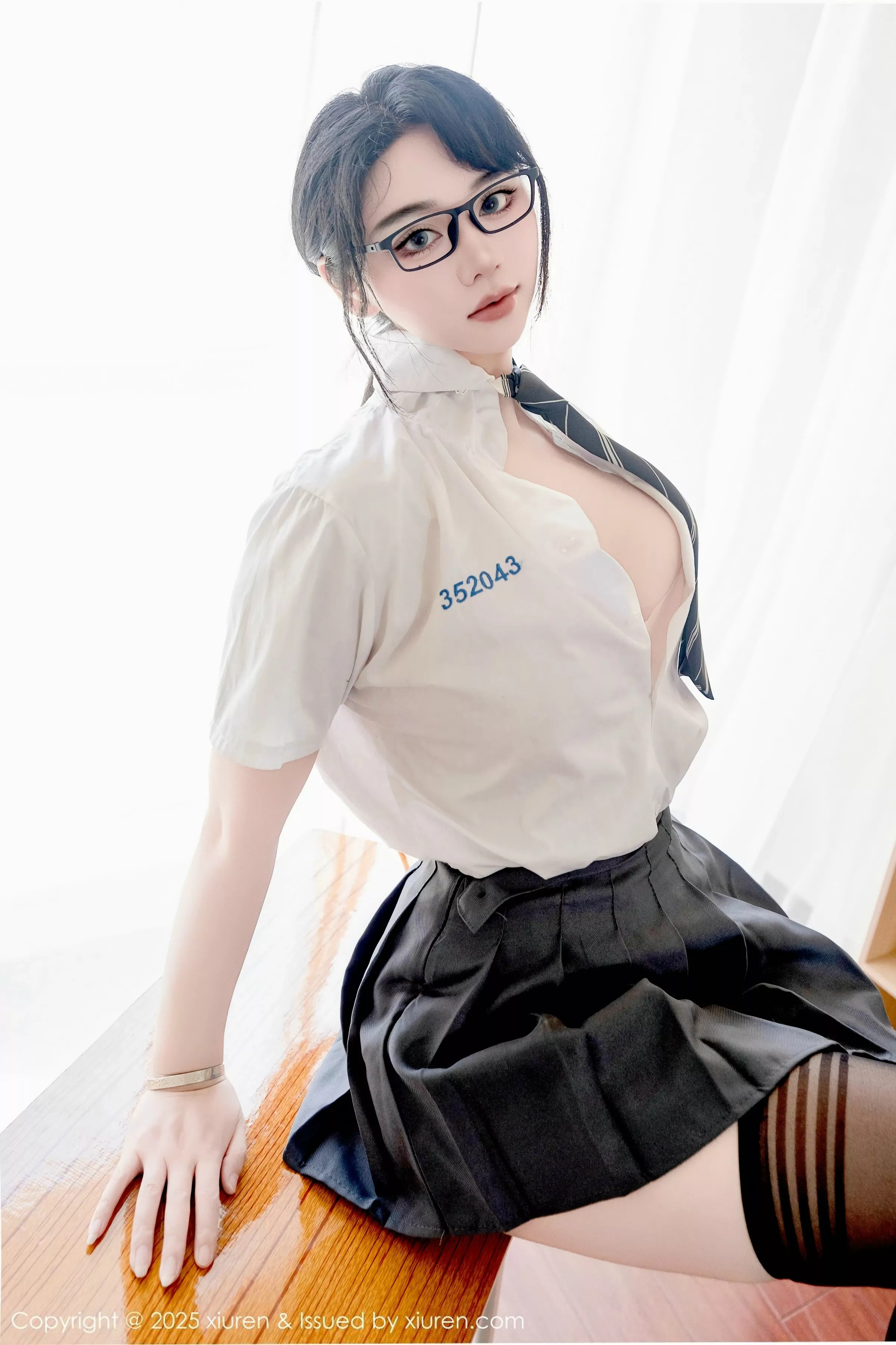 [[XiuRen秀人网]秀人网]No.10530_模特汐汐爱吃草莓性感学妹服饰配黑色丝袜秀丰满身材诱惑写真85P