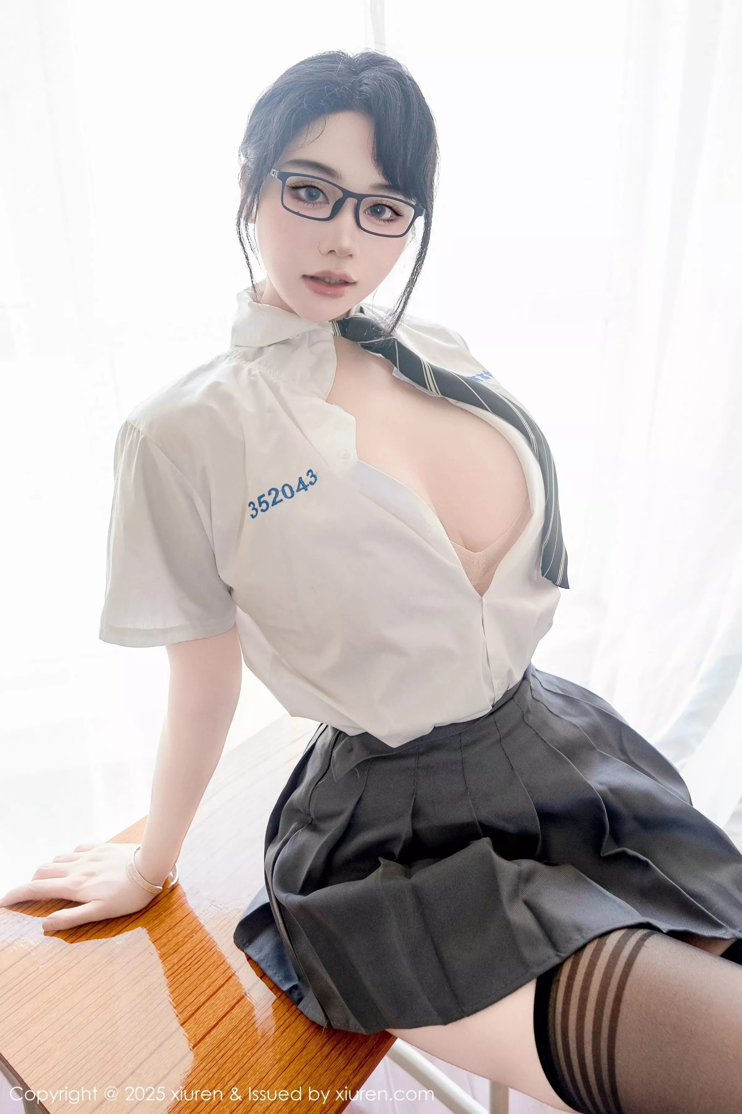 [[XiuRen秀人网]秀人网]No.10530_模特汐汐爱吃草莓性感学妹服饰配黑色丝袜秀丰满身材诱惑写真85P