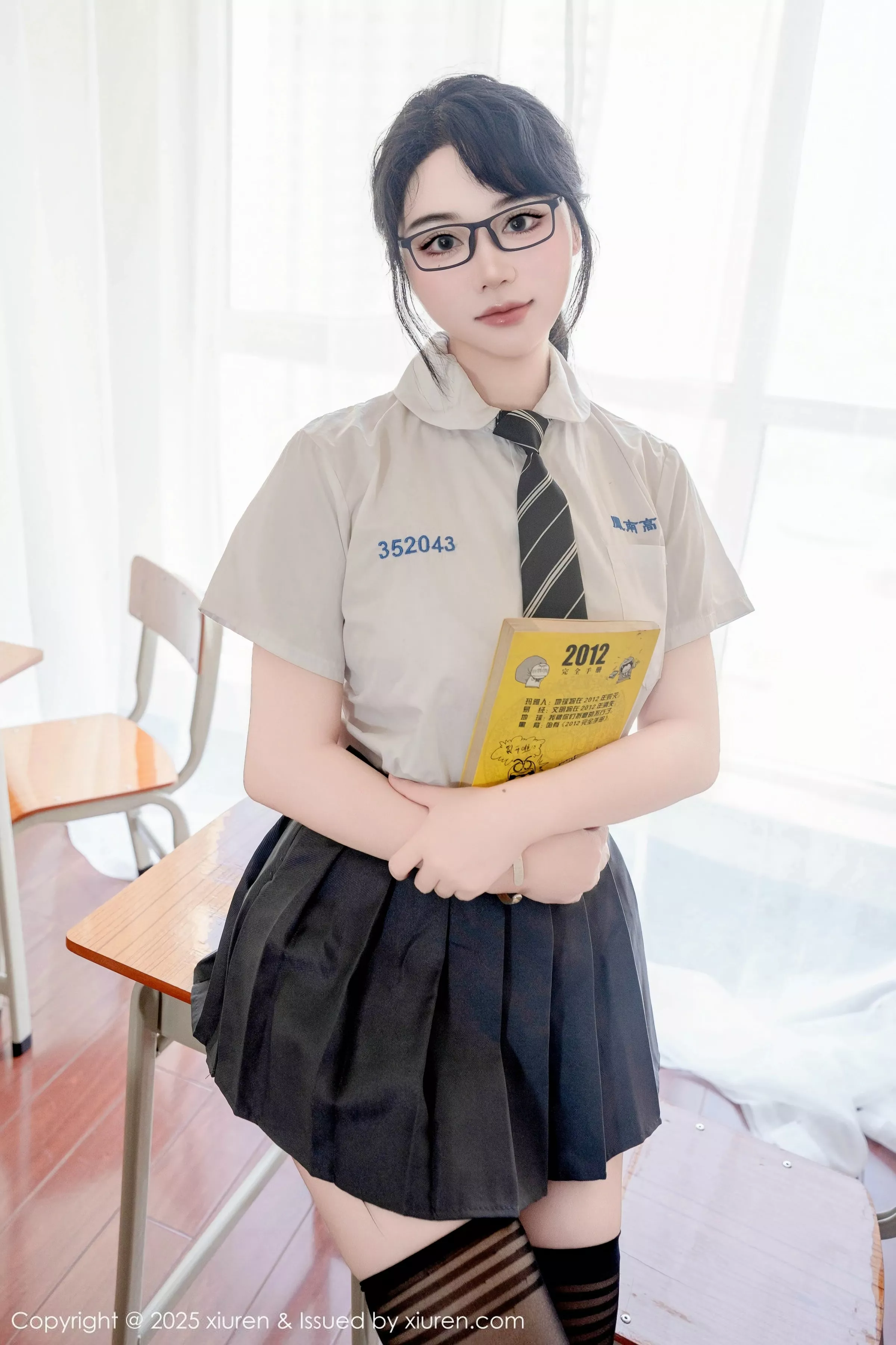 [[XiuRen秀人网]秀人网]No.10530_模特汐汐爱吃草莓性感学妹服饰配黑色丝袜秀丰满身材诱惑写真85P