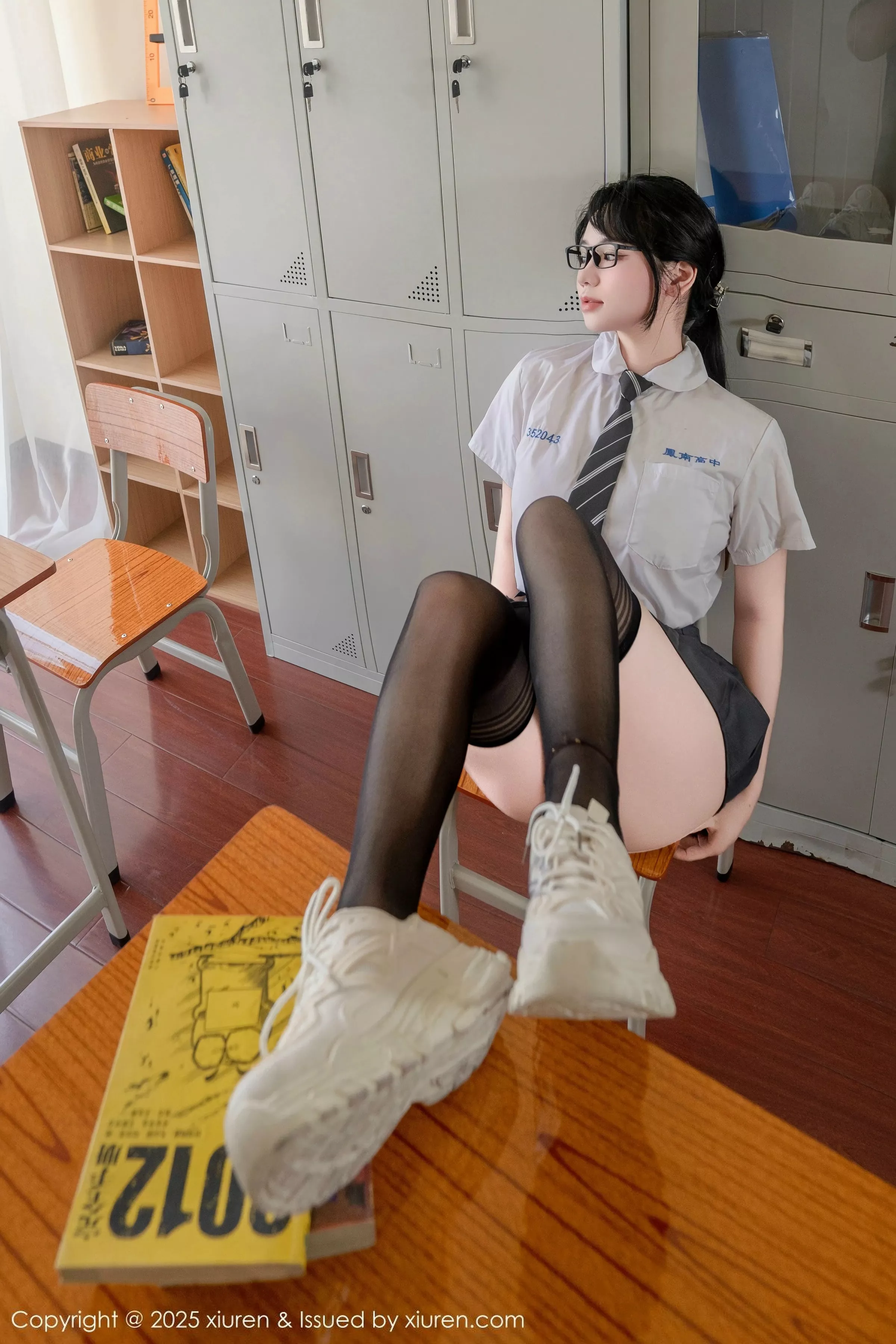 [[XiuRen秀人网]秀人网]No.10530_模特汐汐爱吃草莓性感学妹服饰配黑色丝袜秀丰满身材诱惑写真85P