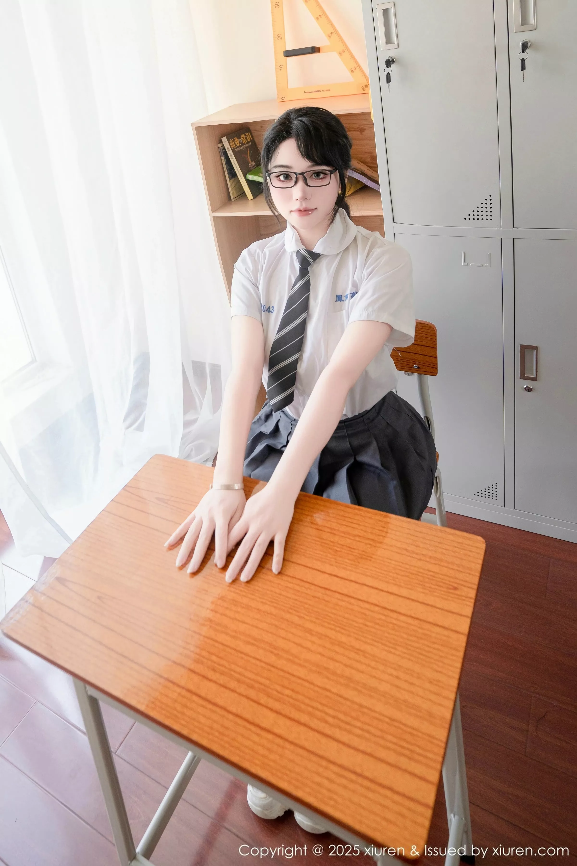 [[XiuRen秀人网]秀人网]No.10530_模特汐汐爱吃草莓性感学妹服饰配黑色丝袜秀丰满身材诱惑写真85P