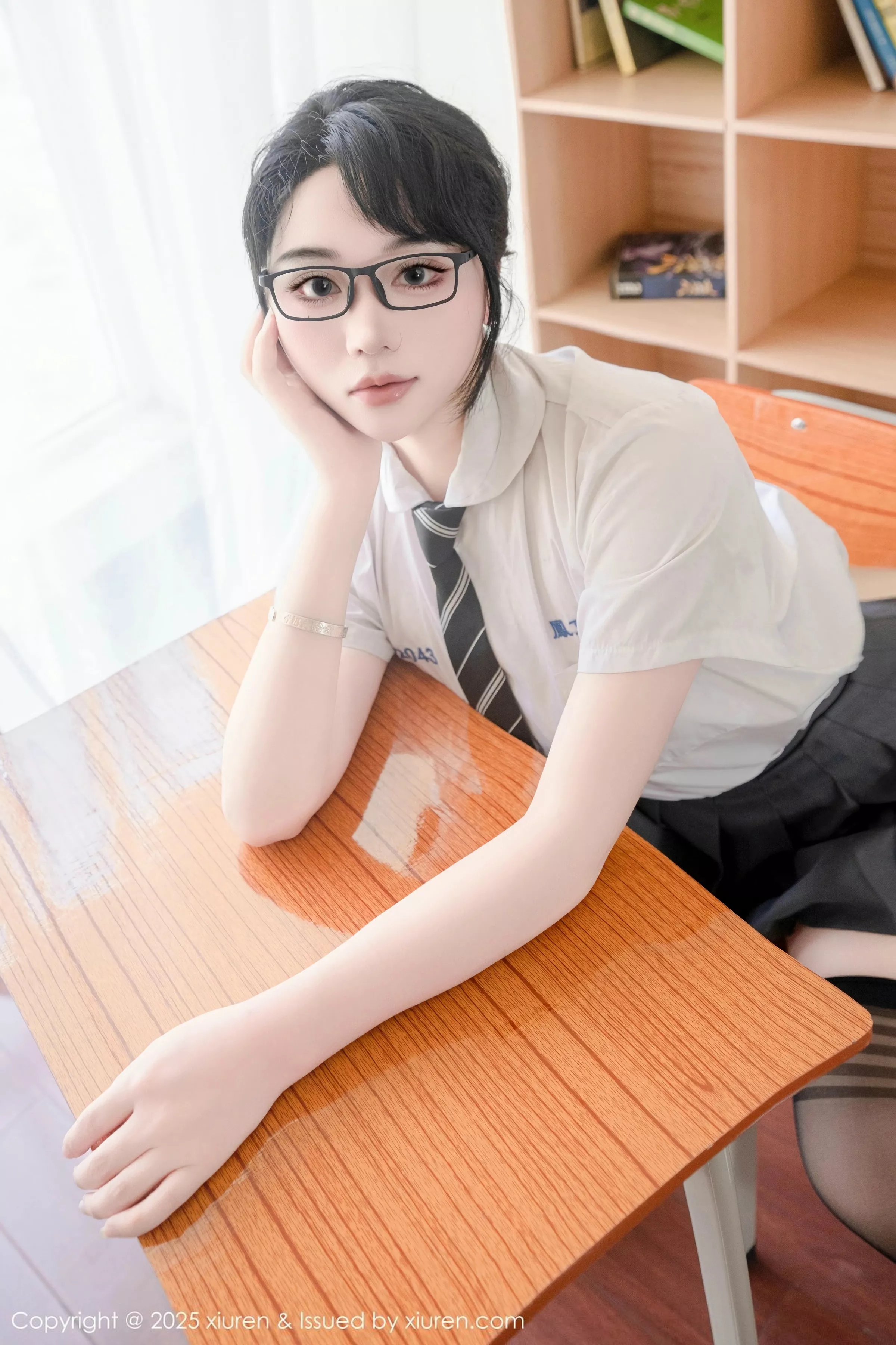 [[XiuRen秀人网]秀人网]No.10530_模特汐汐爱吃草莓性感学妹服饰配黑色丝袜秀丰满身材诱惑写真85P