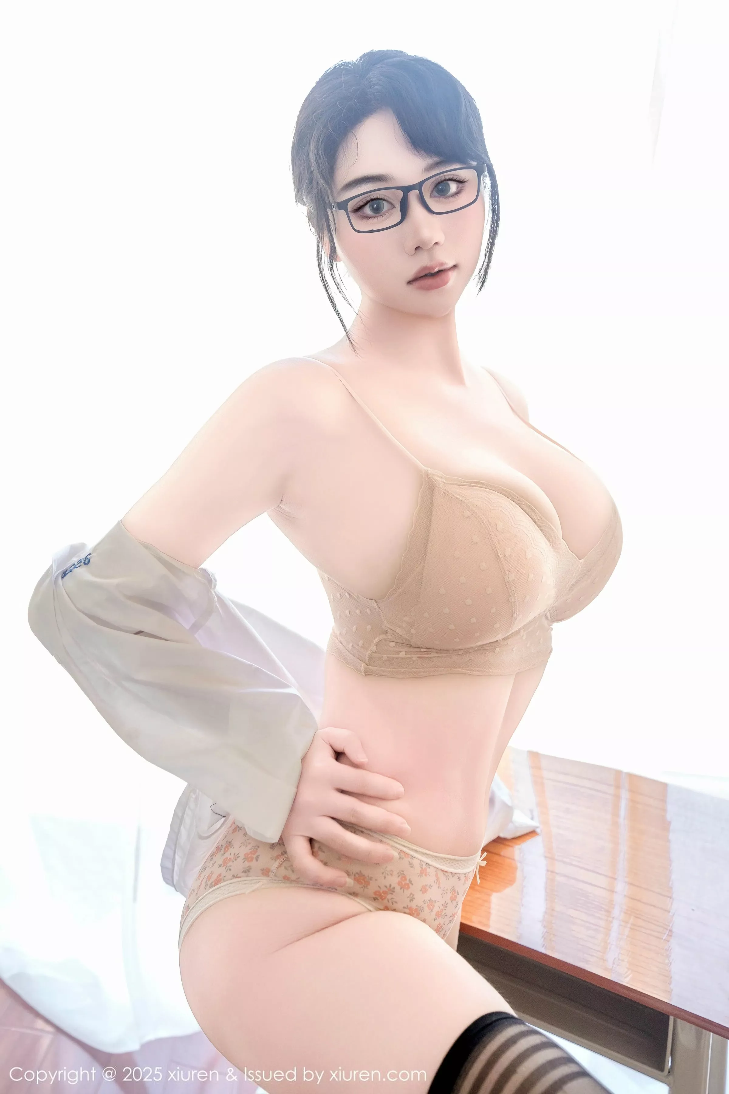 [[XiuRen秀人网]秀人网]No.10530_模特汐汐爱吃草莓性感学妹服饰配黑色丝袜秀丰满身材诱惑写真85P