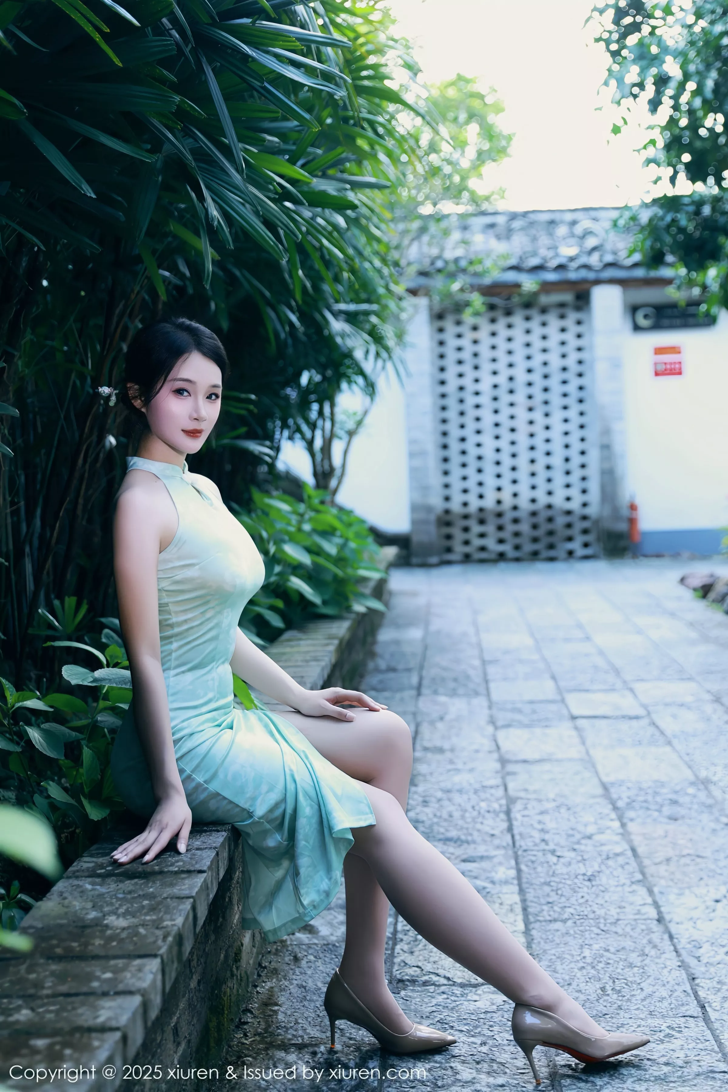 [[XiuRen秀人网]秀人网]No.10538_模特南乔性感浅绿色旗袍服饰配超薄无内肉丝秀完美身材诱惑写真84P