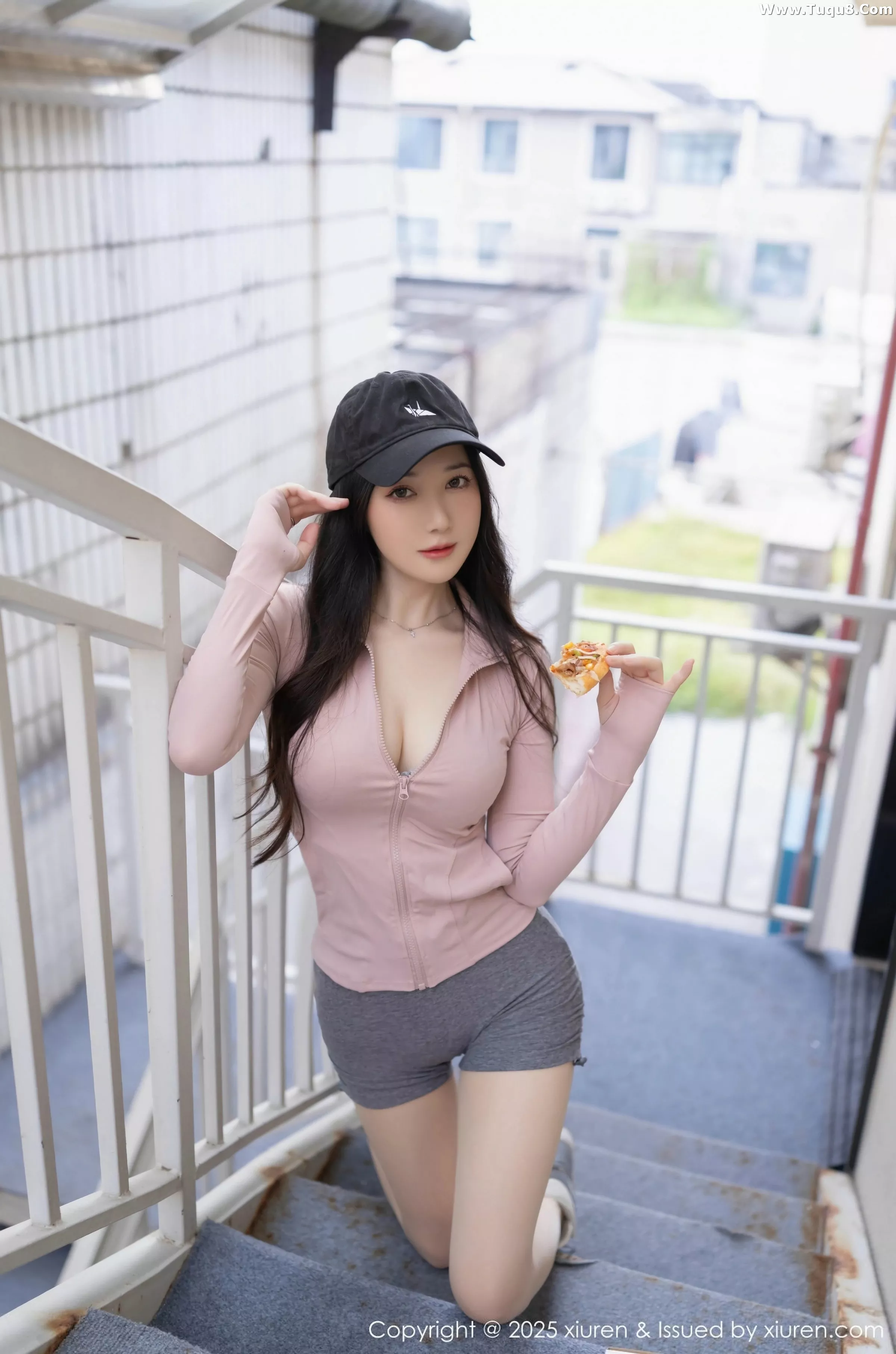 [[XiuRen秀人网]秀人网]No.10542_模特鱼子酱Fish粉色上衣配灰短裙露灰色内衣秀曼妙身材诱惑写真80P