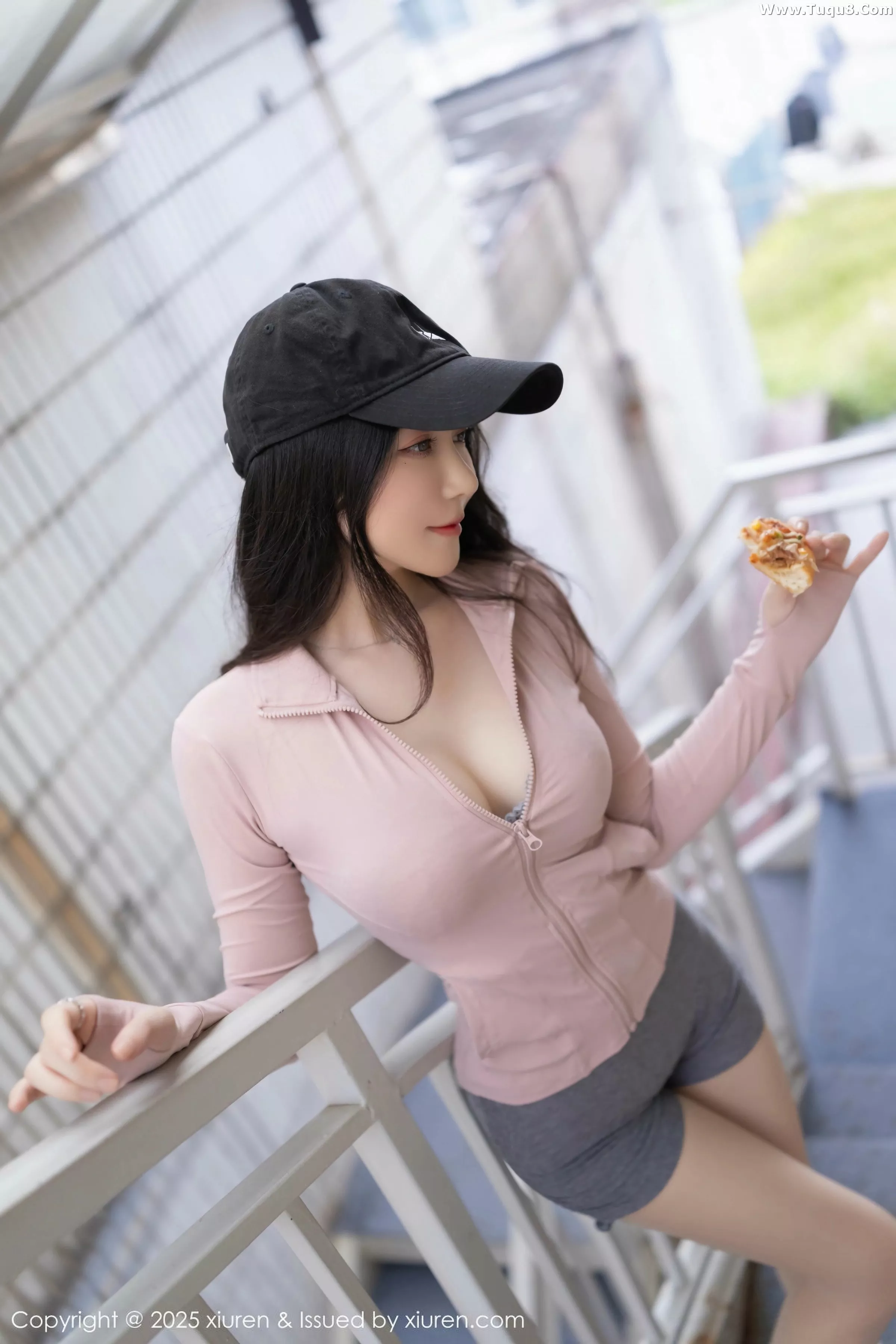 [[XiuRen秀人网]秀人网]No.10542_模特鱼子酱Fish粉色上衣配灰短裙露灰色内衣秀曼妙身材诱惑写真80P