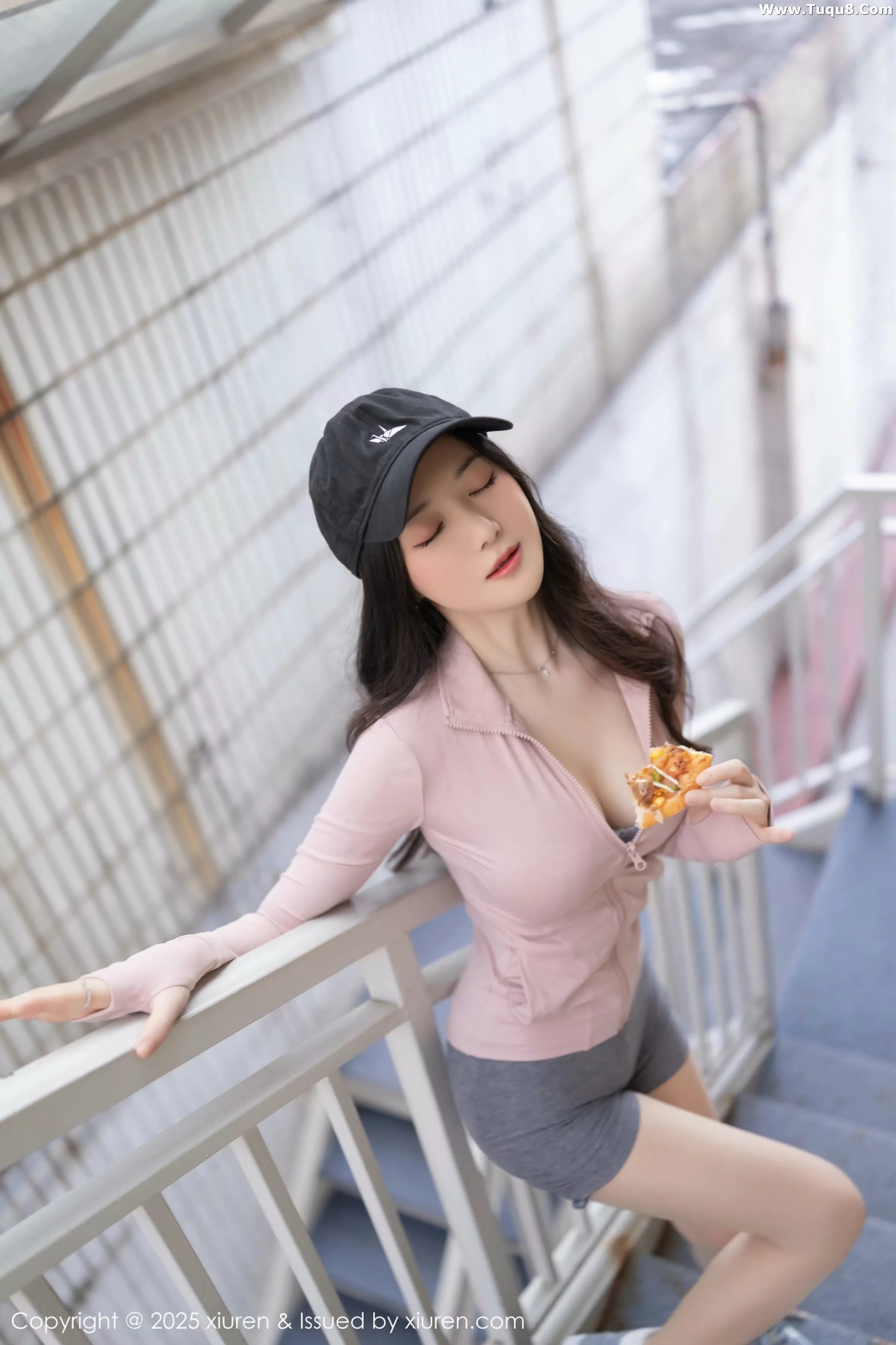 [[XiuRen秀人网]秀人网]No.10542_模特鱼子酱Fish粉色上衣配灰短裙露灰色内衣秀曼妙身材诱惑写真80P