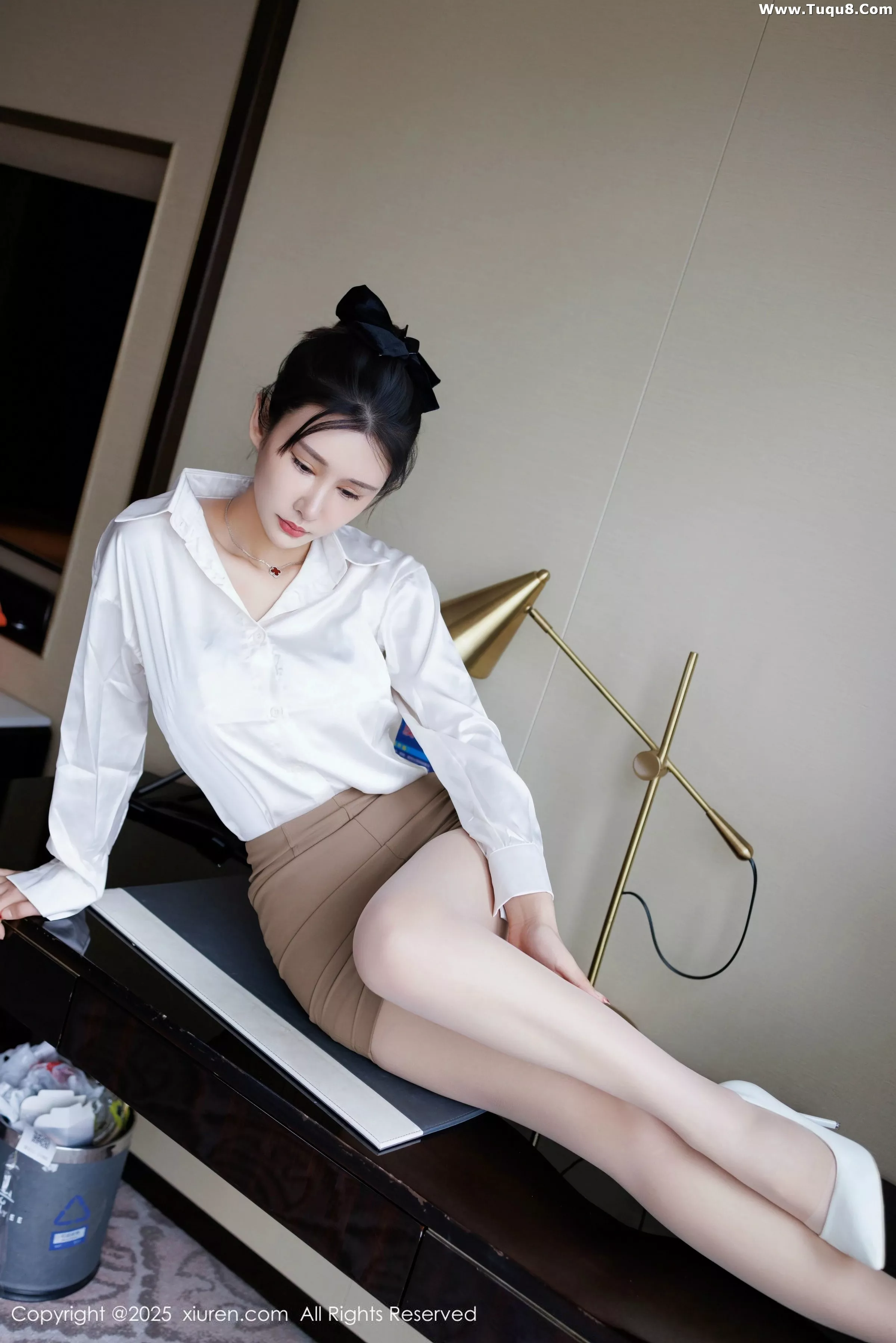 [[XiuRen秀人网]秀人网]No.10543_模特艺艺yiyi性感白色衬衫露白色内衣配超薄肉丝秀美腿诱惑写真49P