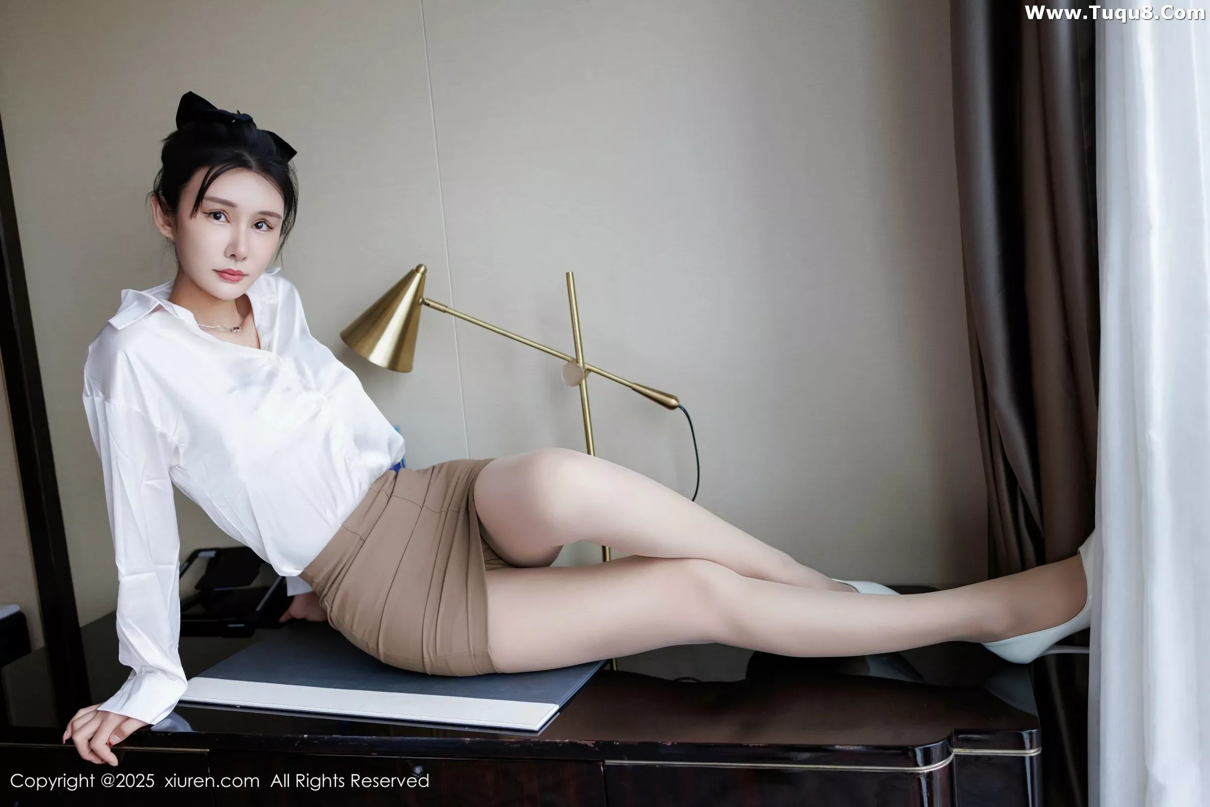 [[XiuRen秀人网]秀人网]No.10543_模特艺艺yiyi性感白色衬衫露白色内衣配超薄肉丝秀美腿诱惑写真49P