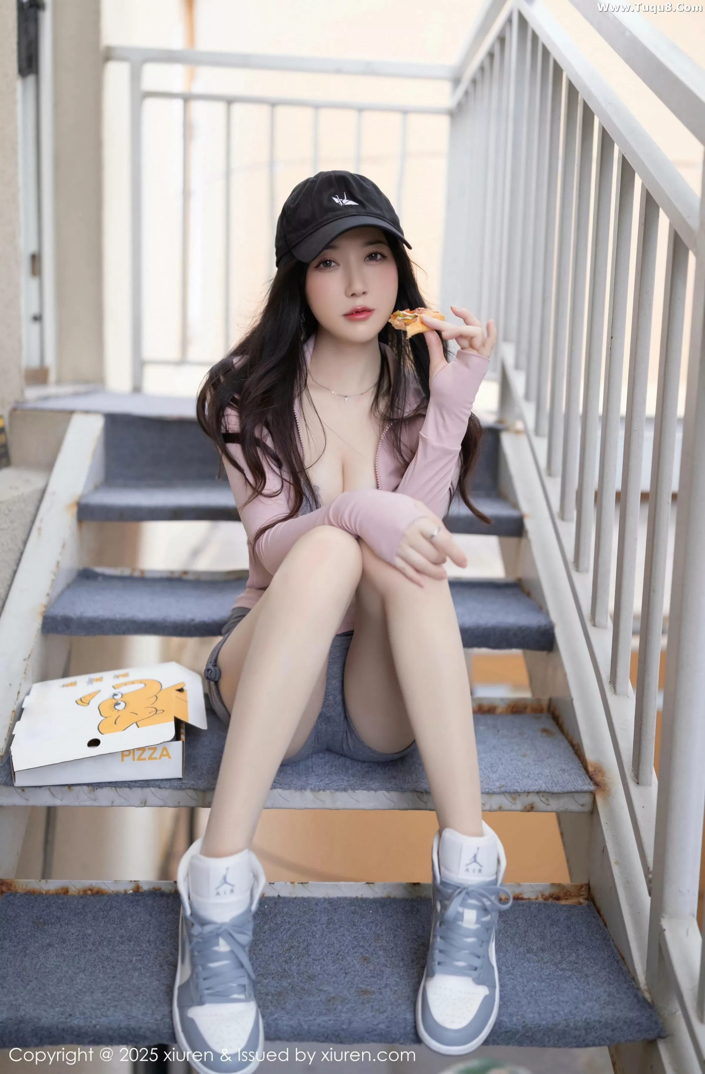 [[XiuRen秀人网]秀人网]No.10542_模特鱼子酱Fish粉色上衣配灰短裙露灰色内衣秀曼妙身材诱惑写真80P