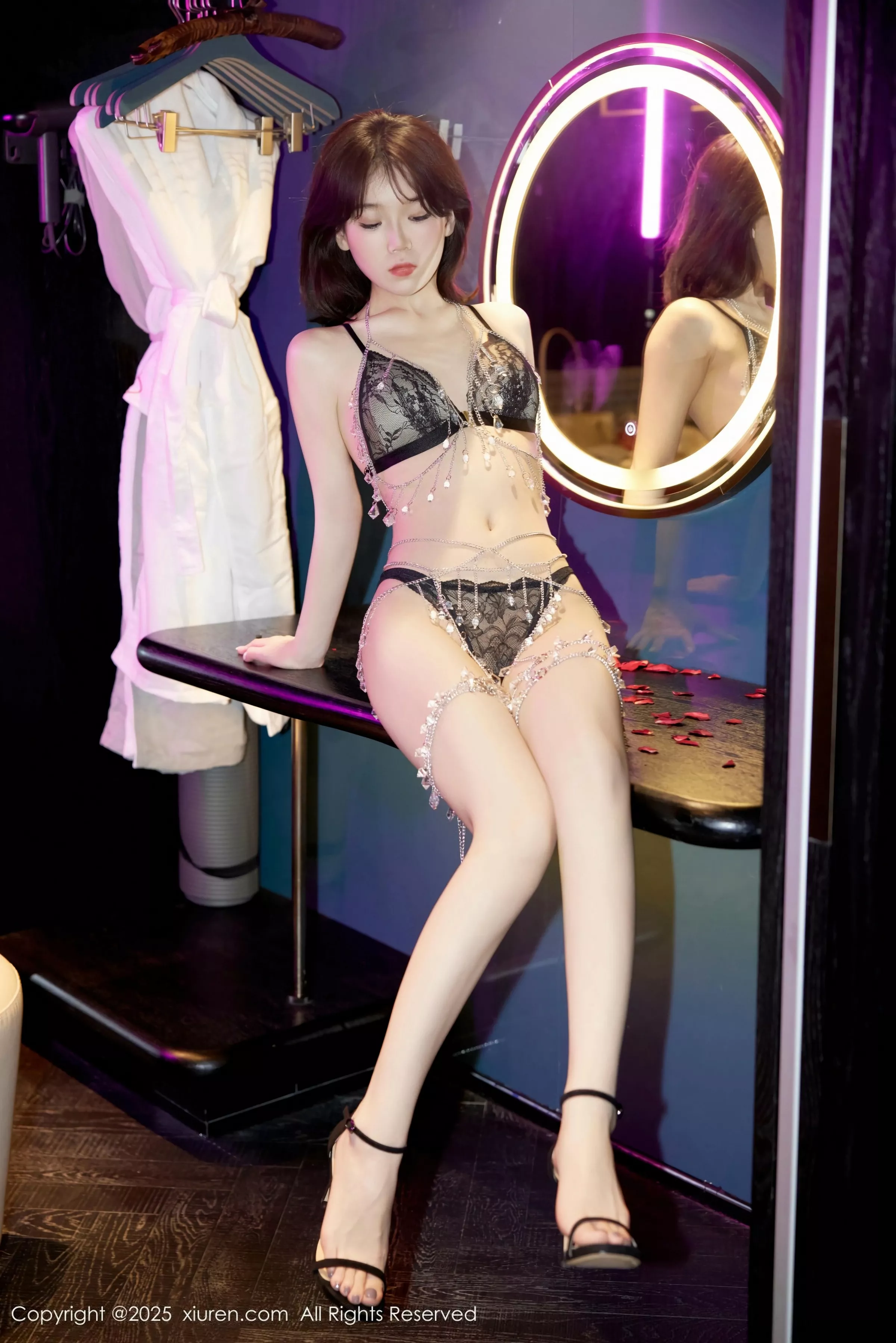 [[XiuRen秀人网]秀人网]No.10434_模特汁汁私房性感黑色情趣内衣配宝石装饰秀完美身材诱惑写真61P